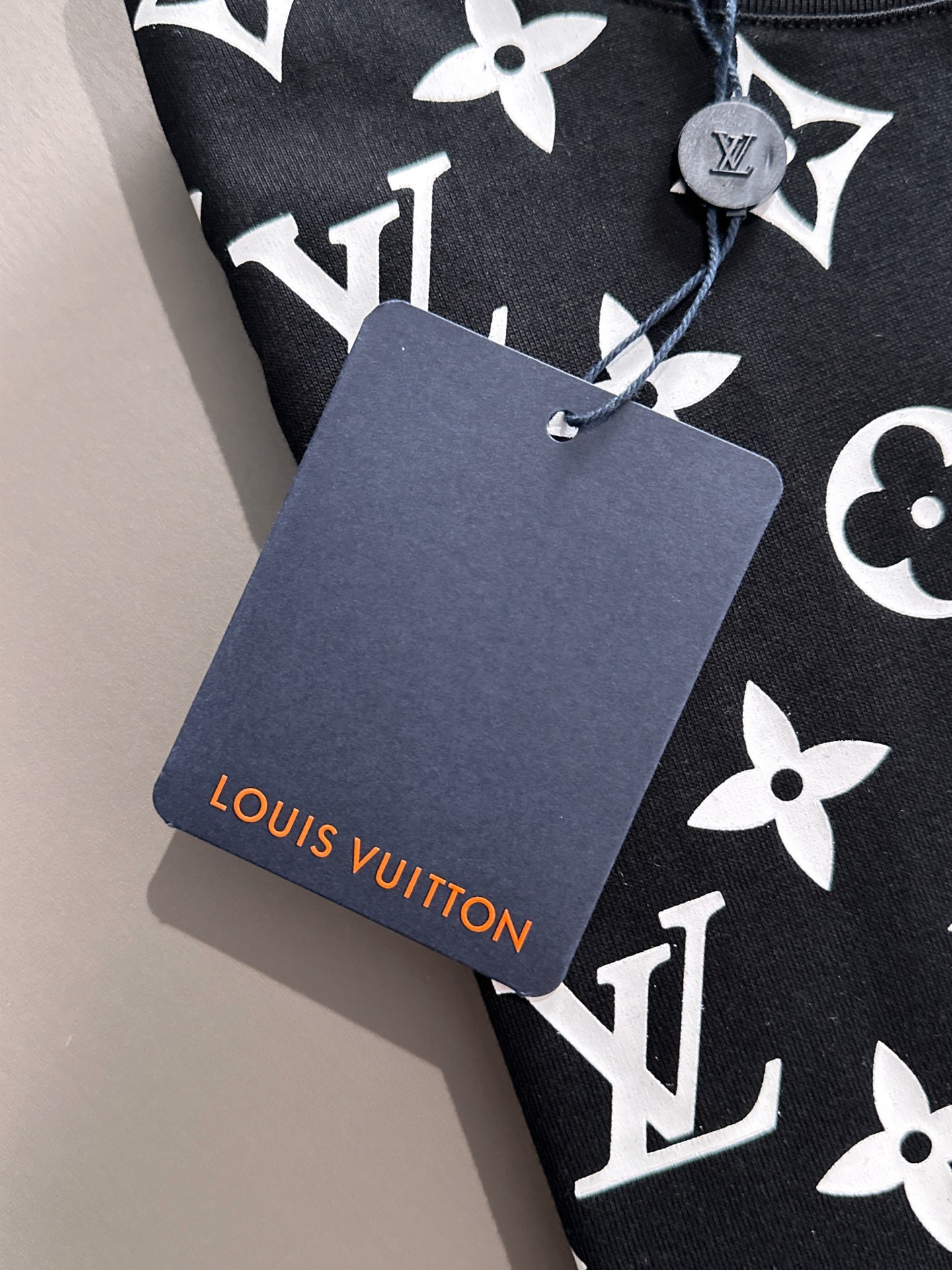LV 2025春夏新款男女同款👫短袖T恤,!定制专属纯棉面料,定制原版工艺螺纹,胸前重工字母logo工