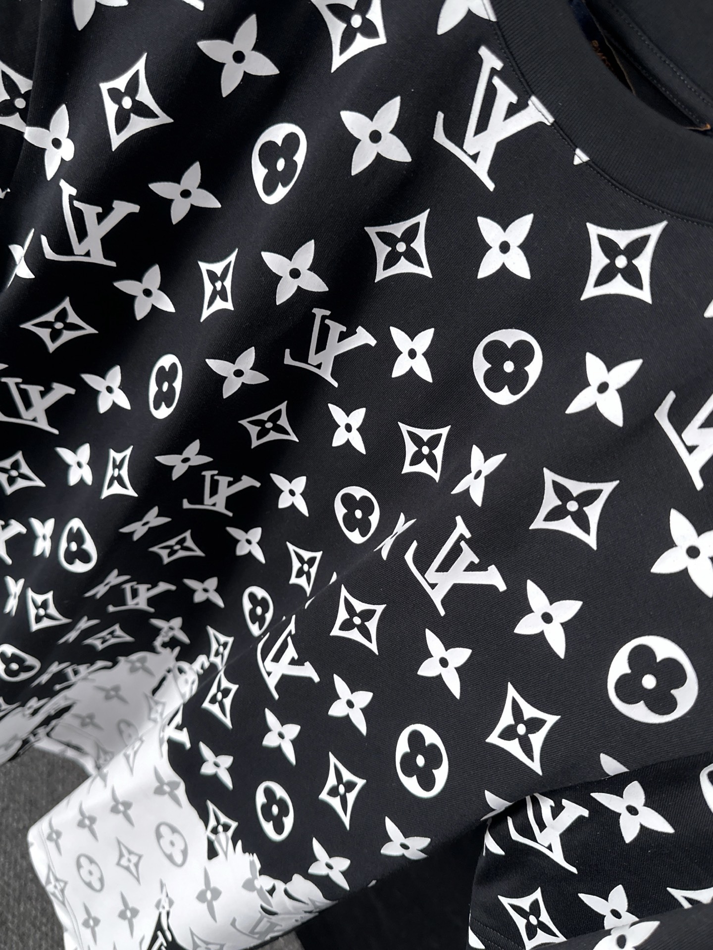 LV 2025春夏新款男女同款👫短袖T恤,!定制专属纯棉面料,定制原版工艺螺纹,胸前重工字母logo工