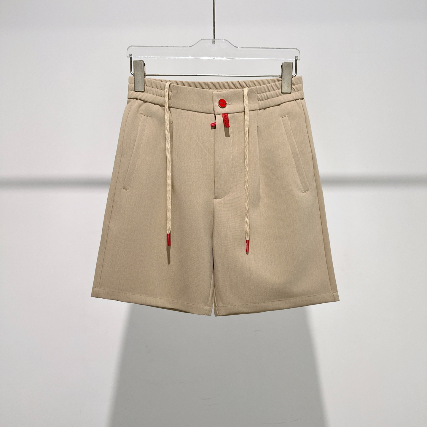 NO:483378,Size M. L. Kiton 2025 spring and summer new style, the latest casual shorts. The original pants are casual and versatile, casual and lazy, high-end custom fabrics, customized craftsmanship, and comfortable. High-end and atmospheric, does the summer taste have? First choice Size M- L,, shorts, alexander wang19860909码数M. L. kiton 2025春夏季新款,最新休闲短裤.原版裤型上身休闲百搭、随性慵懒范,高级定制面料,订制工艺 舒适感爆棚.高端大气,夏天的味道有没有,首选 码数M- L,,shorts,alexander wang,Men's clothing