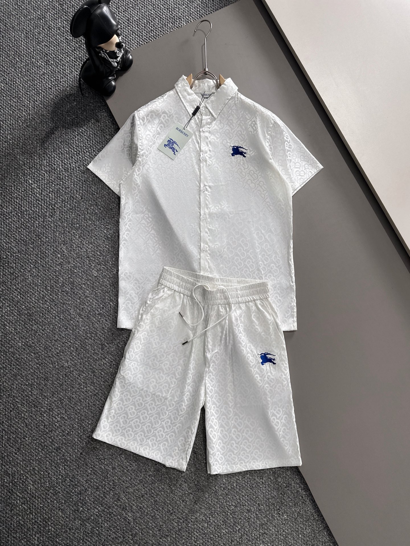 NO:840236,Burberry BBR 26 new summer lapel short-sleeved shorts shirt suit, high-end version!  Customized fabrics with high breathability and comfort. Impeccable details. Reflect high quality. Delicate and soft feel. Casual tailoring. Excellent upper body fit. Size: M-3XL, burberry, shorts, shirts, T-shirt,19860909巴宝莉 BBR 26夏季新款翻领短袖短裤衬衣衬衫套装,高端版本！定制面料 透气舒适度高 细节无可挑剔 体现高品质.手感细腻柔软 呈现休闲裁剪 上身版型超好 码数M-3XL,,burberry,shorts,shirts,T-shirt,,Men's clothing