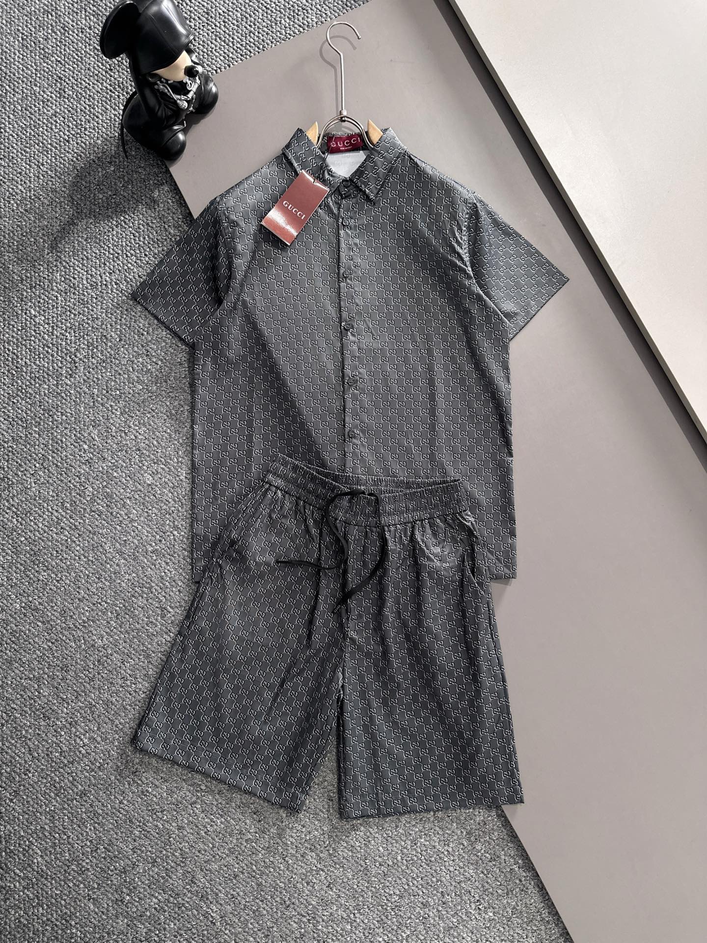 NO:840231,Gucci 26 new summer lapel short-sleeved shorts shirt suit, high-end version!  Customized fabrics with high breathability and comfort. Impeccable details. Reflect high quality. Delicate and soft feel. Casual tailoring. Super good upper body. Size: M-3XL,,gucci,gucci,shorts,shirts,T-shirt,19860909古驰 Gucci 26夏季新款翻领短袖短裤衬衣衬衫套装,高端版本！定制面料 透气舒适度高 细节无可挑剔 体现高品质.手感细腻柔软 呈现休闲裁剪 上身版型超好 码数M-3XL,,gucci,gucci,shorts,shirts,T-shirt,,Men's clothing