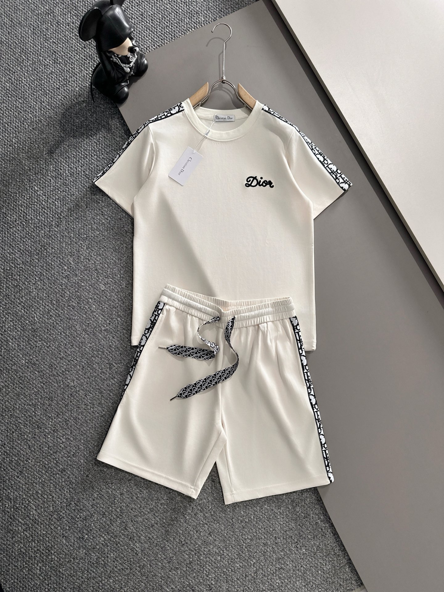 NO:420139,Dir* fit set M-XXXL 25 spring and summer top webbing woven embroidered letters versatile short-sleeved set, exquisite craftsmanship counter fabric, top-level elements fusion, classic short-sleeved 3 specifications, trendy men's fashion, whether it is the comfort of the upper body or the incomparable existence, it can be said to be a must-have for summer 170-130(M) 175-145(L) 178-160(XL) 180-170(XXL) 180-180(XXXL), T-shirt,alexander wang19860909Dir*合身套装版型M-XXXL 25春夏顶级织带编织绣字母百搭短袖套装,精致工艺专柜面料,顶级元素融合打造,经典短袖3标齐全,潮男时尚,无论是上身舒适度还是都是无可比拟的存在,可以说是夏日必备 170-130(M) 175-145(L) 178-160(XL)180-170(XXL) 180-180(XXXL),,T-shirt,alexander wang,Men's clothing