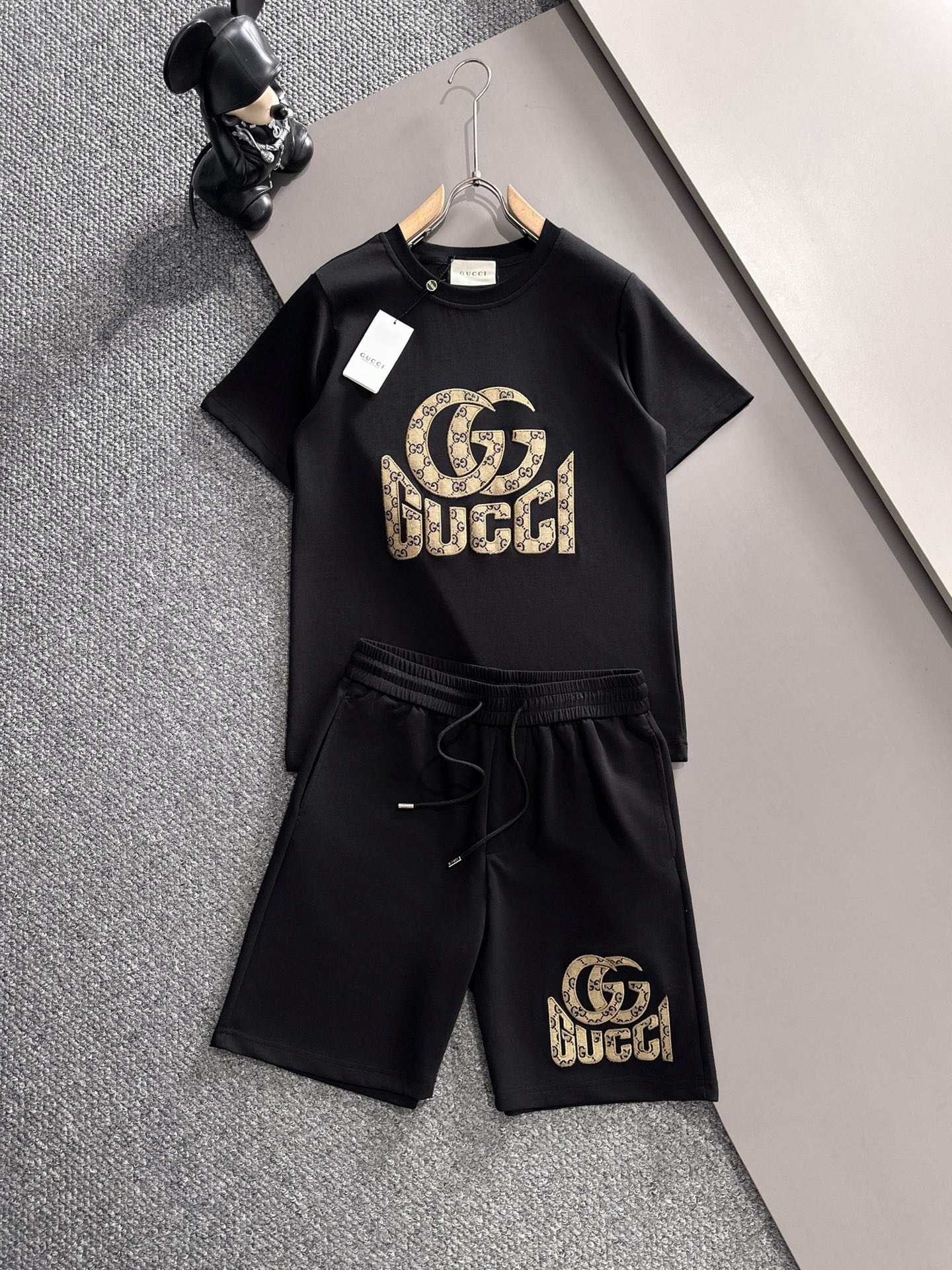 NO:420160,gucc* fit set style M-3XL The latest and most top retro patch embroidered original single short sleeves, the top quality counter original list, the top production process imported fabric, the unique design of the counter model, using imported high-end custom imported silk thread with first-class feel!  Official website for sale 170-130(M) 175-145(L) 178-160(XL.)180-170(2XL) 180-180(3XL),,gucci,T-shirt,alexander wang19860909gucc*合身套装版型M-3XL 最新最顶级复古贴布绣原单短袖,最顶级的品质专柜原单,顶级制作工艺进口面料,专柜款独特设计,采用进口高端订制进口丝线手感一流！官网在售 170-130(M) 175-145(L) 178-160(XL.)180-170(2XL) 180-180（3XL）,,gucci,T-shirt,alexander wang,Men's clothing