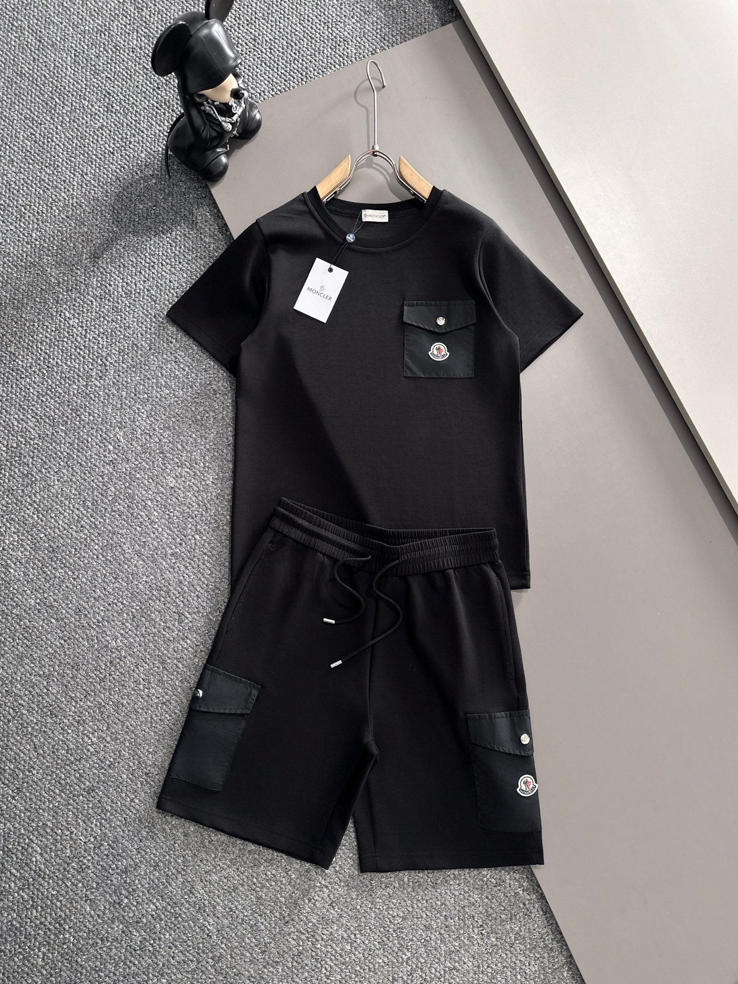 NO:420150,Mon fit style M-xxxl 25 spring and summer top rivet inlaid pocket fusion logo round logo heavy classic short sleeves, exquisite craftsmanship counter fabric, top-level elements fusion creation, classic short sleeves 3 logos, trendy men's fashion, whether it is the comfort of the upper body or the incomparable existence, it can be said to be a must-have for summer 170-130(M) 175-145(L) 178-160(XL) 180-170(XXL) 180-180(XXXL), T-shirt,alexander wang19860909Mon合身版型M-xxxl 25春夏顶级铆钉镶嵌口袋融合logo圆标重磅经典短袖,精致工艺专柜面料,顶级元素融合打造,经典短袖3标齐全,潮男时尚,无论是上身舒适度还是都是无可比拟的存在,可以说是夏日必备 170-130(M) 175-145(L) 178-160(XL)180-170(XXL) 180-180(XXXL),,T-shirt,alexander wang,Men's clothing