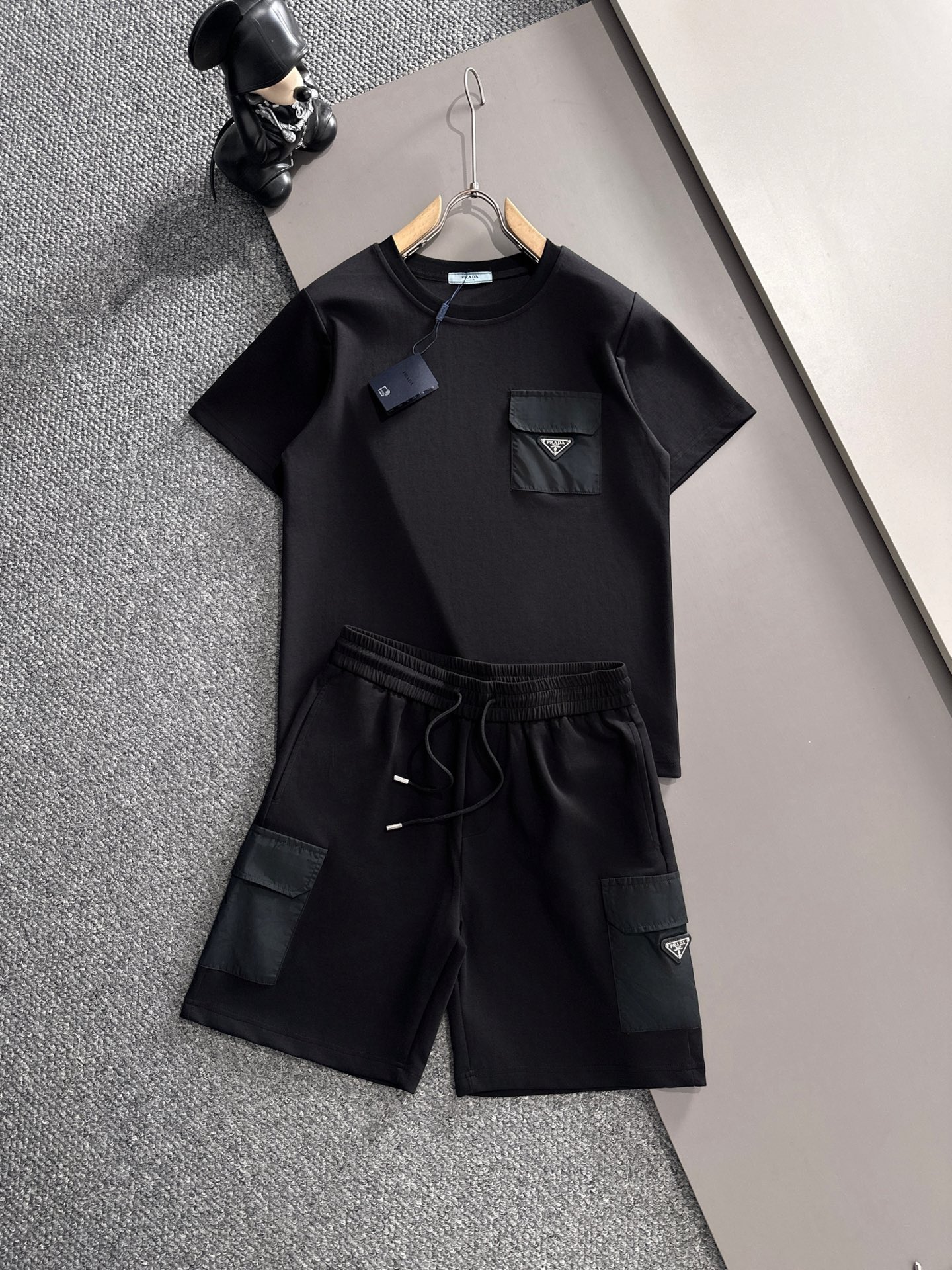 NO:156228,prad*** fit style set version m-xxxl 25 early spring latest top-class classic double fabric splicing style metal triangle fusion heavy short-sleeved suit, high-end quality counter original single round collar assistance, top-level production multi-pocket craft imported fabric, unique design of the counter model, using imported high-end custom imported silk thread feels first-class!  Official website for sale!  Code number M-xxxl, prada, T-shirt, alexander wang19860909prad***合身版型套装版m-xxxl 25早春最新顶级经典双面料拼接款金属三角标融合重磅短袖套装,高端品质专柜原单圆领援助,顶级制作多口袋工艺进口面料,专柜款独特设计,采用进口高端订制进口丝线手感一流！官网在售！码数M-xxxl,,prada,T-shirt,alexander wang,Men's clothing