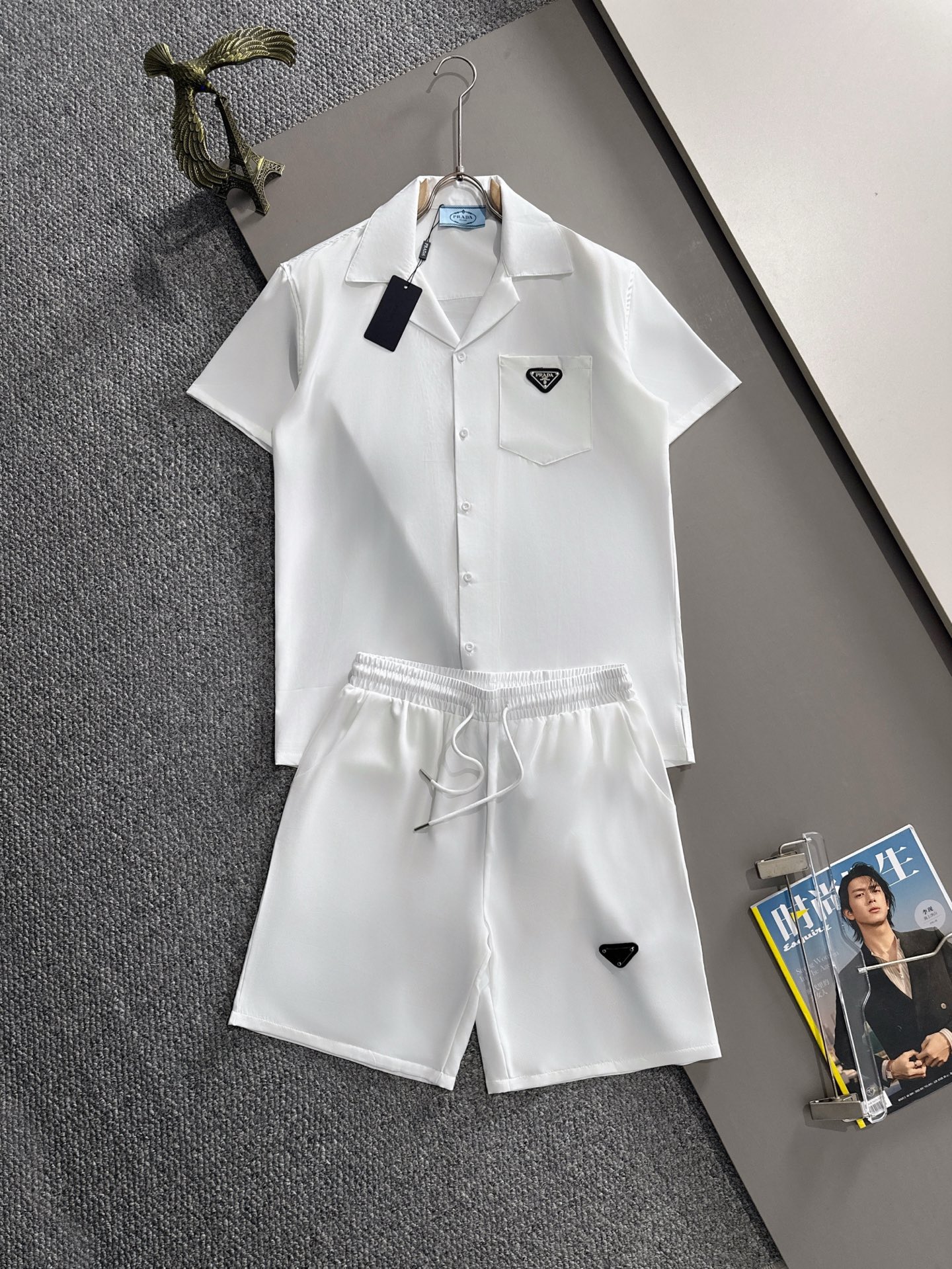 El clásico traje con estampado completo y diseño de LOGO del verano de 2025 de Prada está confeccionado en algodón lige…