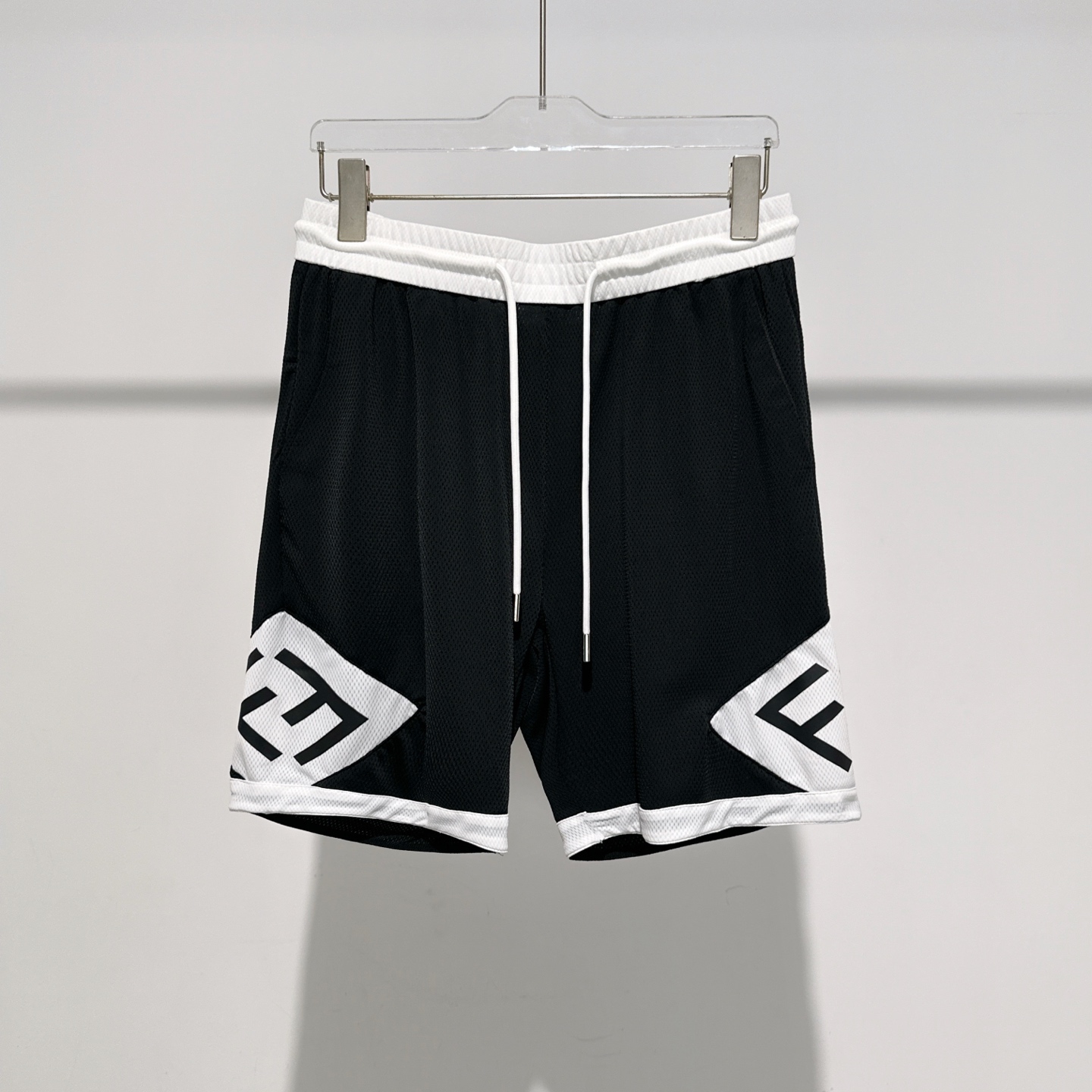 NO:483455,F Home 2025 summer new men's casual shorts, high-end custom mesh fabric breathable and elastic, extremely comfortable, impeccable details, top-level auxiliary materials, delicate and soft feel! The upper body style is superb! Size: M-XXXL,,fendi, shorts, alexander wang19860909F家 2025夏季新款男士休闲短裤,高级定制网孔面料透气弹力大 舒适度极高,细节无可挑剔,顶级辅料配备,手感细腻柔软!上身版型超赞! 尺码:M-XXXL,,fendi,shorts,alexander wang,Men's clothing