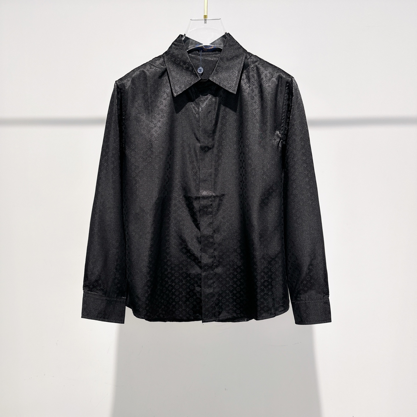 NO:483461,Donkey brand original single men's high-end fashion long-sleeved shirt, trading company foreign products, high-end platinum-grade products, luxury limited edition, pure blood quality!  There is no need to question the things of the Donkey Family. Its rank and brand influence are very representative, with its own unique style aesthetics. Among the many single product series, its basic single product is the classic ace work of Donkey Family. It has nothing to do with the season and style direction, and is a must-have type every season. It abandons fashion concept design and presents it with a streamlined but fashionable style!  The classic presbyterian elements perfectly follow the essence and genes of LV. The designer cleverly interprets the three presbyterian logos in a unique and innovative way, integrating them, showing a very distinctive and fashionable proposition, which is very labeled and perfectly boasts the identity of the brand!  Customer-supplied imported fabrics, processed without ironing, have excellent texture and excellent skin-friendliness. The fabric texture exudes a sense of high-end and luxurious, and has an excellent touch experience!  Detailed and sophisticated, first-class quality, impeccable, selected high-end mother-sized buckles, tightly lined, versatile color matching, casual commuting, no age-level limitations, and extremely high-level control!  Size S-XL, louis vuitton,louis vuitton,louis vuitton,shirts,alexander wang19860909驴牌原单男士高级时装长袖衬衫,贸易公司洋行货,高端白金级臻品,奢侈限量版,纯正血统品质！驴家的东西无需质疑,其段位和品牌影响力都属于极具代表性的,有着自身独特的风格美学,在众多单品系列中,其基础款单品属于驴家的经典王牌之作,无关季节和风格走向,属于每季节必出的类型,摒弃了时装概念设计,以精简而不失时髦的画风呈现！经典老花元素,完美沿袭了 LV 的精髓与基因,设计师巧妙对三种老花标识进行别具一格的创新演绎,浑然一体,展现出极具鲜明态度的时髦主张,非常标签化,完美标榜了品牌的身份！客供进口面料,经过免烫工艺处理,质感颇为上乘,亲肤性绝佳,面料肌理透着高级和贵奢感,触感体验值绝佳！细节精致考究,品相一流,无可挑剔,甄选的高级母贝扣,走线严丝合缝,配色基础百搭,通勤亦休闲,无年龄层次限定,驾驭度极高的时髦单品！尺码S-XL,,louis vuitton,louis vuitton,louis vuitton,shirts,alexander wang,Men's clothing