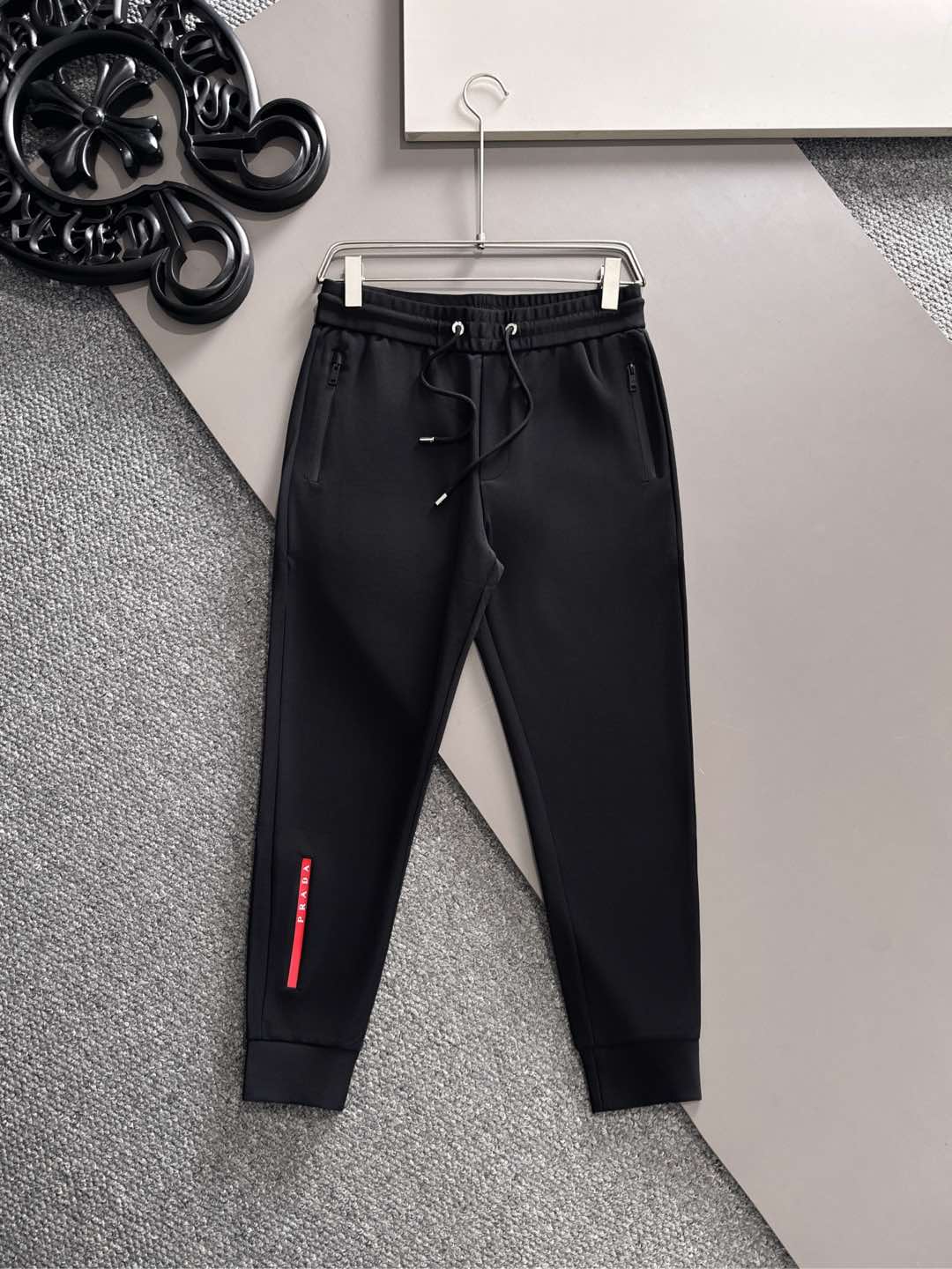 NO:509877,Prada# 2025 Autumn and Winter Casual Pants A new interpretation of aesthetics, interpreting a strong style of style, with a strong sense of detail and design. The classic brand logo is used as a color combination to interpret classic brand fashion, adding luster to the overall shape. Imported fabrics are soft and comfortable. The inner woven surface is flat and breathable, simple and unique charm. European trade channels, Italian overseas warehouse straight hair, and overseas boutique limited sales. 25 spring and summer new casual fashion pants, this pants adopts the design of a big brand to create a fashionable and trendy style, with exquisite details and in place, showing super high quality.  The trousers are decorated with iconic brand logos, highlighting the brand style, creating fashionable and diverse styles. The imported fabric is carefully crafted, soft and comfortable, and is also skin-friendly and comfortable. It is a pair of pants that are comfortable at home and out. You can go out with a short sleeve on a jacket~ Color black gray Size: M L XL 2XL 3XL,,prada, jackets & coats,T-shirt,alexander wang19860909普拉达# 2025 秋冬休闲裤子 美学的焕新诠释,演绎浓郁的格调型时尚风范,细节感和设计感强悍.经典品牌标识做为色彩搭配,演绎经典的品牌时尚,为整体造型增光添彩.进口面料,柔软舒适.内里织面平整透气性极佳,简洁而富有独特魅力. 欧洲贸易渠道,意大利海外仓直发,海外精品限定销售.25春夏新款休闲时尚裤,这款裤采用大牌的设计打造时尚潮流感,细节处理精致到位,展现超高的品质. 裤身上点缀标志性品牌标识,彰显品牌格调,打造时尚多样的造型.进口面料精心打造,柔软舒适,还亲肤舒适,是居家和外出都很舒适的一款裤子,随便搭个外套短袖就可以出门啦~ 颜色黑色 灰色 尺码:M L XL 2XL 3XL,,prada,jackets & coats,T-shirt,alexander wang,Men's clothing