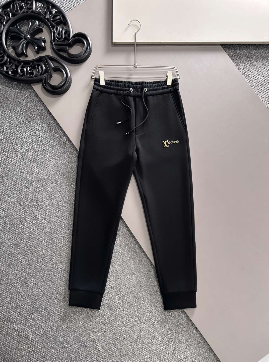 NO:509879,LV# 2025 Autumn and Winter Casual Pants A new interpretation of aesthetics, interpreting a strong style of style, with a strong sense of detail and design. Classic brand logos are used as color matching to interpret classic brand fashion, adding luster to the overall shape. Imported fabrics are soft and comfortable. The inner woven surface is flat and breathable, simple and unique charm. European trade channels, Italian overseas warehouse straight hair, and overseas boutique limited sales. 25 spring and summer new casual fashion pants, this pants adopts the design of a big brand to create a fashionable and trendy style, with exquisite details and excellent quality. The pants are embellished with the iconic brand logo, highlighting the brand style, and creating fashionable and diverse styles. Imported fabrics are carefully crafted, soft and comfortable, and are also skin-friendly and comfortable. They are a pair of pants that are comfortable at home and out. You can go out with a short sleeve for a jacket~  Color Black Gray Size: M L XL 2XL 3XL,,louis vuitton,jackets & coats,T-shirt,alexander wang19860909LV# 2025 秋冬休闲裤子 美学的焕新诠释,演绎浓郁的格调型时尚风范,细节感和设计感强悍.经典品牌标识做为色彩搭配,演绎经典的品牌时尚,为整体造型增光添彩.进口面料,柔软舒适.内里织面平整透气性极佳,简洁而富有独特魅力. 欧洲贸易渠道,意大利海外仓直发,海外精品限定销售.25春夏新款休闲时尚裤,这款裤采用大牌的设计打造时尚潮流感,细节处理精致到位,展现超高的品质. 裤身上点缀标志性品牌标识,彰显品牌格调,打造时尚多样的造型.进口面料精心打造,柔软舒适,还亲肤舒适,是居家和外出都很舒适的一款裤子,随便搭个外套短袖就可以出门啦~ 颜色黑色 灰色 尺码:M L XL 2XL 3XL,,louis vuitton,jackets & coats,T-shirt,alexander wang,Men's clothing