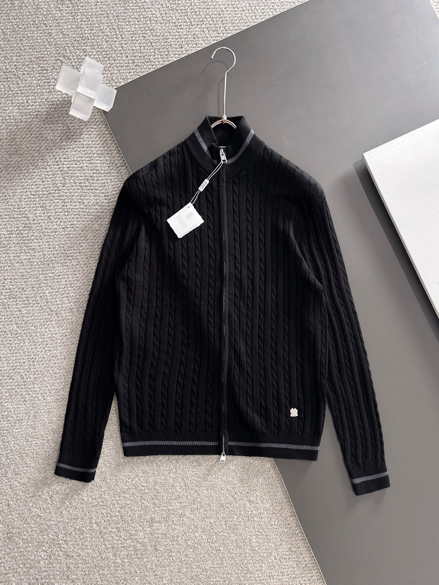 NO:512406,BC2025 new classic lapel knitted Polo shirt series for men. Imported knitted fabrics are presented. The light and soft fabric has been dyed with ready-to-wear to create an elegant texture. The original custom imported yarn color dyed, customized rib collar, and foot design contrasting ribs. The classic makes the clothes softer with the inherent sporty atmosphere. The versatile style makes it very suitable for single wear. All auxiliary materials are provided by customers. The yarn is made by customers, the thickness and conventional warmth is skin-friendly and delicate, not sweaty, and super comfortable. The solid color design model is atmospheric and fashionable overall, and it is just casual and business!  M-3xL, complete three standards, alexander wang19860909BC2025新款男士经典翻领针织Polo衫系列 进口针织面料呈现.轻盈柔软的面料经过成衣染色,营造出优雅纹理,原版定制进口纱线色染 定制罗纹领口 起脚设计撞色罗纹 经典让衣服与生俱有的运动气息得以柔和.百搭风范令其非常适合单穿,所有辅料全部客供.客供纱制作,厚度和常规保暖 亲肤细腻不闷汗,超级舒服.纯色设计款,整体就是大气时尚,休闲商务都即可！ 码数M-3xL 三标齐全,,alexander wang,Men's clothing