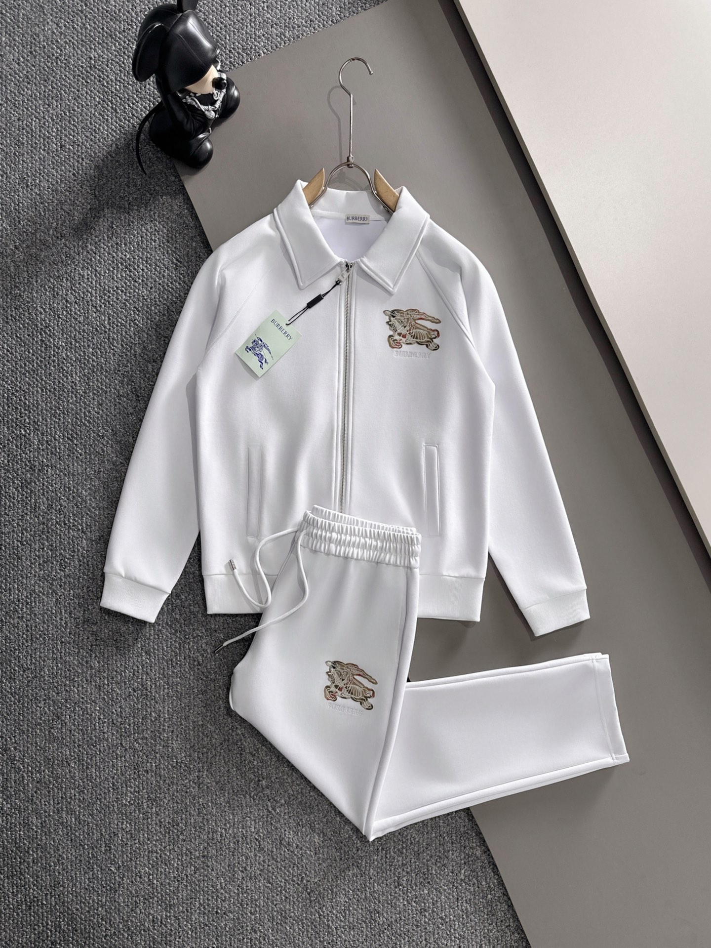 NO:539345,BBR* Set style m-xxxl Top white suit War Horse logo zipper casual suit, hot logo embroidery classic fusion versatile counter style suit, top-quality precision made and fusion auxiliary materials, classic 3 standards complete, trendy men's fashion, whether it is the comfort of the upper body or it is incomparable 170-125(M) 175-140(L) 178-155 (XL) 178-170(XXL) 180-185(XXXL) your,,alexander wang19860909BBR* 套装版型m-xxxl 顶级白色套装战马logo拉链款休闲套装,烫图logo绣花经典融合百搭专柜款套装,顶级精工制做融合辅料打造,经典3标齐全,潮男时尚,无论是上身舒适度还是都是无可比拟的存在 170-125(M) 175-140(L) 178-155 (XL)178-170(XXL) 180-185(XXXL) your,,alexander wang,Men's clothing