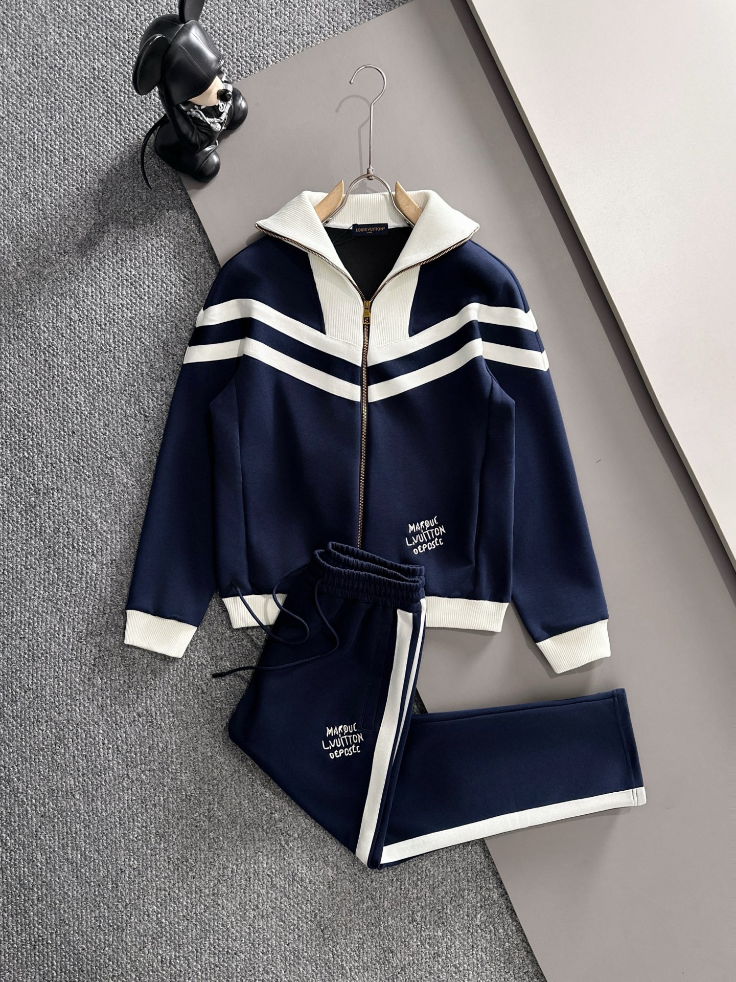 NO:656954,LV Louis Vuitton* Suit version Top-notch splicing suit webbing jacquard zipper casual pants, logo embroidered classic black and white webbing fusion versatile counter suit, custom fabrics top-notch fine craftsmanship and fusion accessories, classic 3 standard complete jacket, trendy men's fashion, both upper body comfort and unparalleled existence Size M-3XL,, louis vuitton, louis vuitton, jackets & coats, alexander wang19860909LV 路易威登* 套装版型 顶级拼接套装织带提花拉链款休闲裤,logo绣花经典黑白织带融合百搭专柜款套装,定制面料顶级精工制做融合辅料打造,经典3标齐全外套,潮男时尚,无论是上身舒适度还是都是无可比拟的存在 码数M-3XL,,louis vuitton,louis vuitton,jackets & coats,alexander wang,Men's clothing