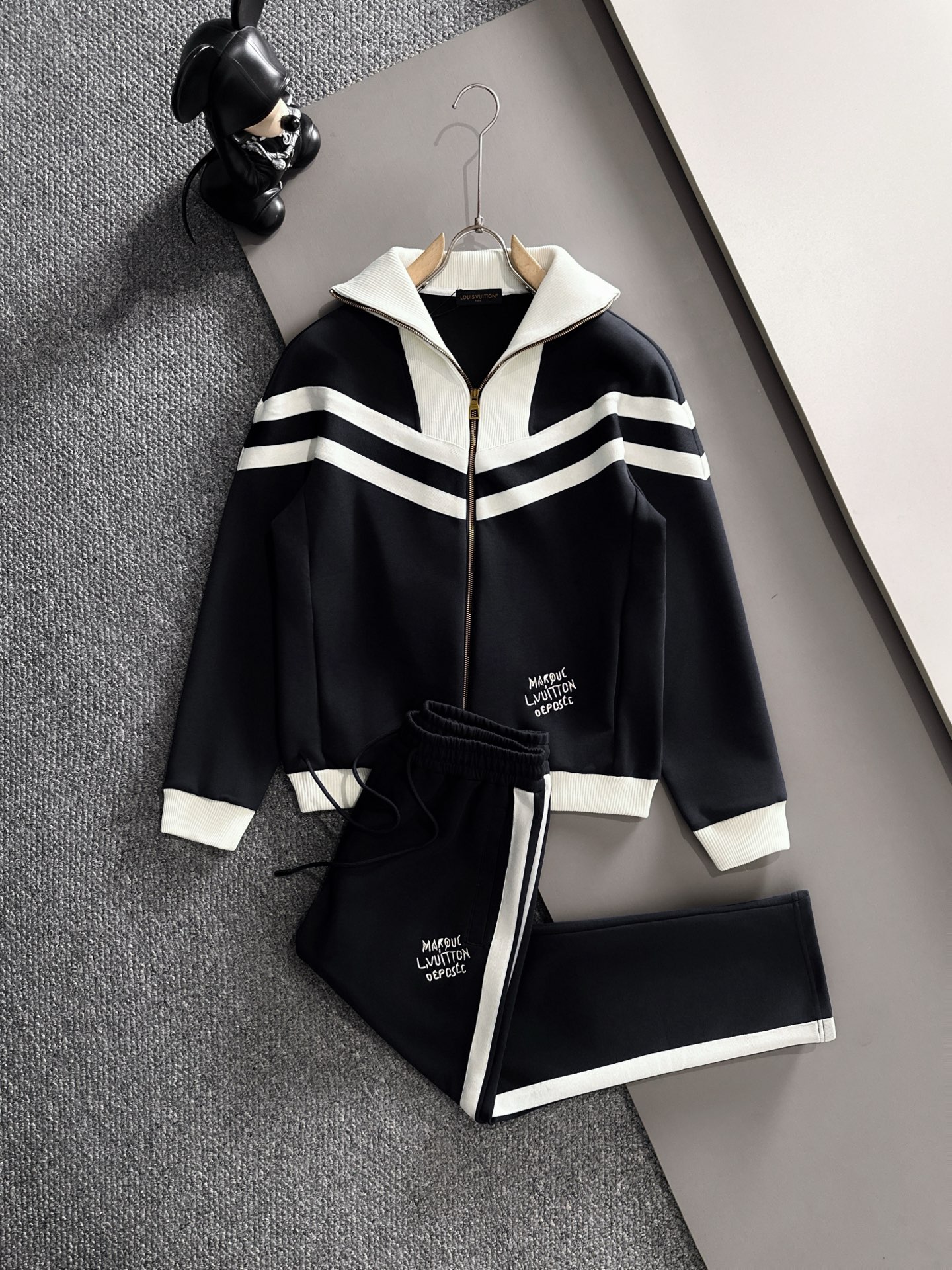 NO:539360,LV Louis Vuitton* Set style Top splicing suit webbing jacquard zipper casual pants, logo embroidered classic black and white webbing fusion versatile counter style set, custom fabric top-quality precision made fusion auxiliary materials, classic 3-standard jacket, trendy men's fashion, both comfortable and unparalleled existence, code number M-3XL,,louis vuitton,louis vuitton,jackets & coats,alexander wang19860909LV 路易威登* 套装版型 顶级拼接套装织带提花拉链款休闲裤,logo绣花经典黑白织带融合百搭专柜款套装,定制面料顶级精工制做融合辅料打造,经典3标齐全外套,潮男时尚,无论是上身舒适度还是都是无可比拟的存在 码数M-3XL,,louis vuitton,louis vuitton,jackets & coats,alexander wang,Men's clothing