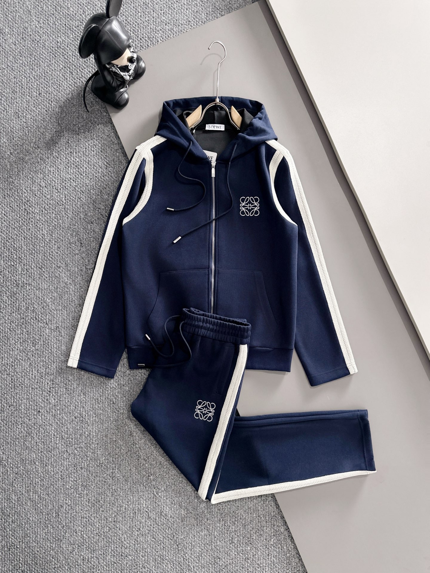 NO:539340,LOEW* fitting M-XXXL Top royal blue suit color-blocking webbing logo zipper casual set, logo embroidered classic black and white webbing fusion versatile counter set, sun velvet top-quality precision made and fusion auxiliary materials, classic 3 standards complete, trendy men's fashion, whether it is the comfort of the upper body or it is incomparable 170-125(M) 175-140(L) 178-155 (XL) 178-170(XXL) 180-185(XXXL) your,,loewe,alexander wang19860909LOEW*合身版型M-XXXL 顶级宝蓝套装拼色织带logo拉链款休闲套装,logo绣花经典黑白织带融合百搭专柜款套装,阳光绒顶级精工制做融合辅料打造,经典3标齐全,潮男时尚,无论是上身舒适度还是都是无可比拟的存在 170-125(M) 175-140(L) 178-155 (XL)178-170(XXL) 180-185(XXXL) your,,loewe,alexander wang,Men's clothing