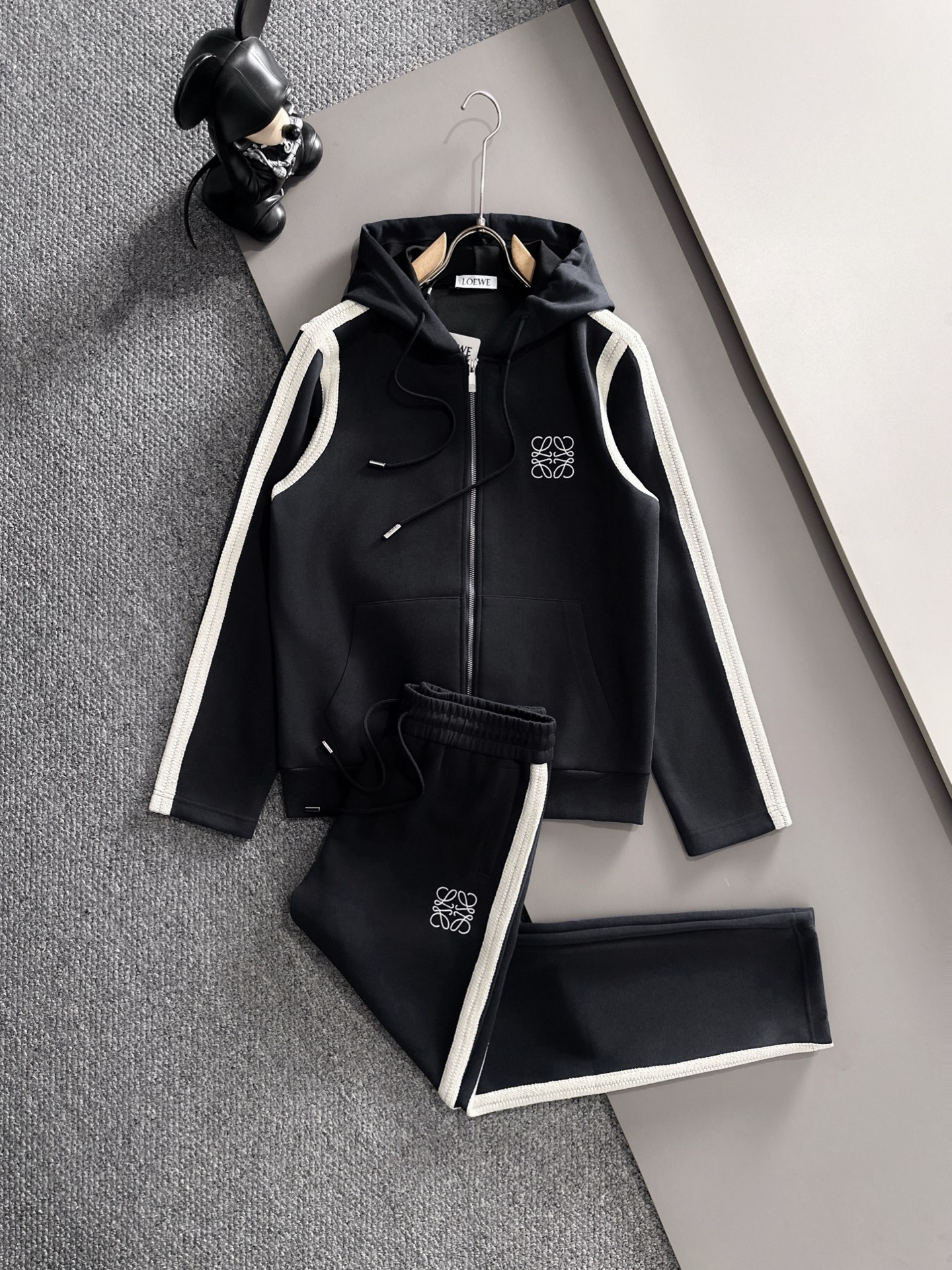 NO:539338,LOEW* fitting M-XXXL Top black suit color-blocking webbing logo zipper casual set, logo embroidered classic black and white webbing fusion versatile counter set, sun velvet top-grade precision made and fusion auxiliary materials, classic 3 standards complete, trendy men's fashion, whether it is the comfort of the upper body or the incomparable existence 170-125(M) 175-140(L) 178-155 (XL) 178-170(XXL) 180-185(XXXL) your,,loewe,alexander wang19860909LOEW*合身版型M-XXXL 顶级黑色套装拼色织带logo拉链款休闲套装,logo绣花经典黑白织带融合百搭专柜款套装,阳光绒顶级精工制做融合辅料打造,经典3标齐全,潮男时尚,无论是上身舒适度还是都是无可比拟的存在 170-125(M) 175-140(L) 178-155 (XL)178-170(XXL) 180-185(XXXL) your,,loewe,alexander wang,Men's clothing