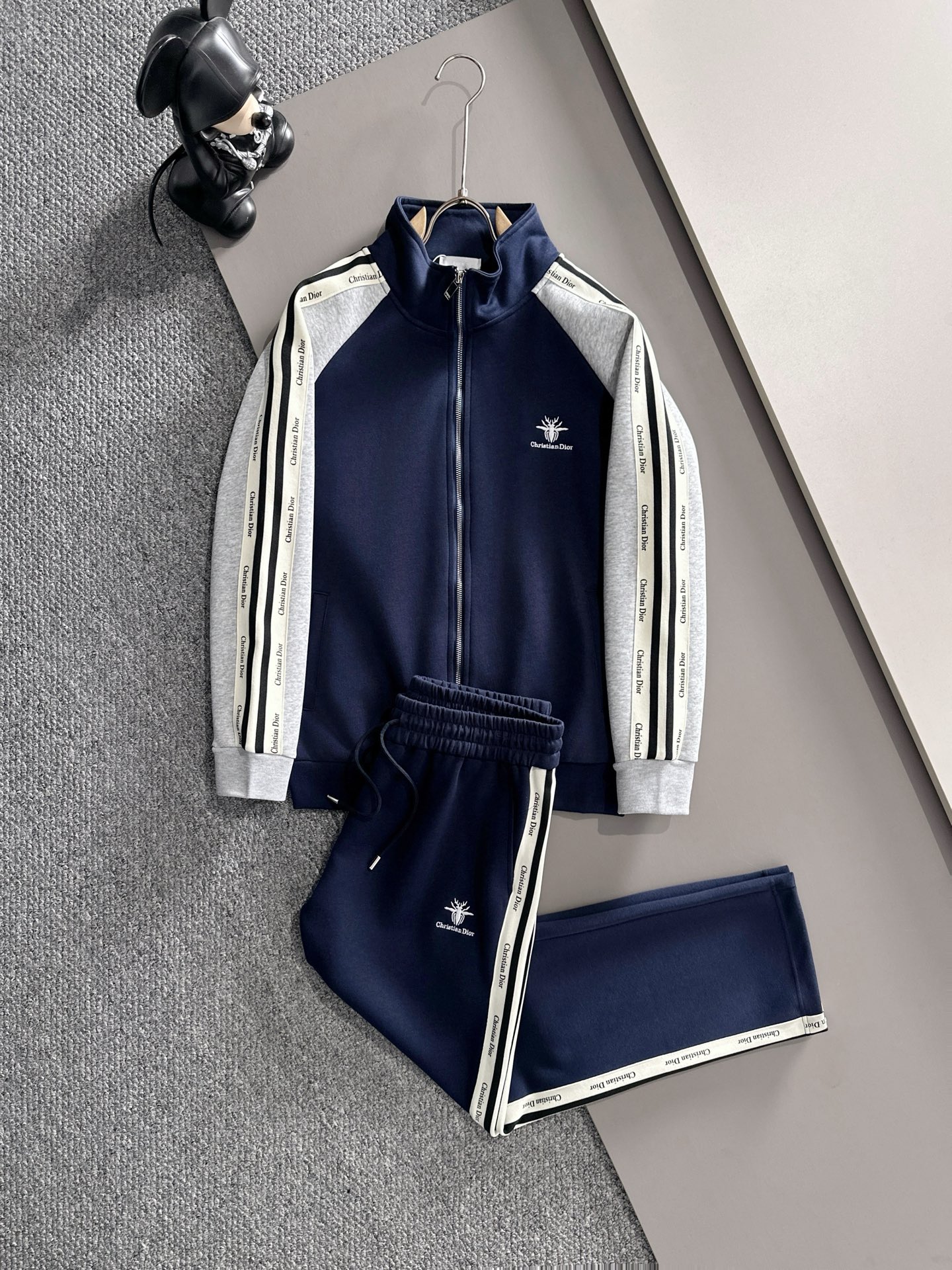 NO:539341,Dio* set style M-XXXL Top blue and gray color-blocking logo letter embroidered splicing casual set, classic black and white webbing fusion versatile counter style set, top-quality precision made and fusion auxiliary materials, trendy men's fashion, whether it is the comfort of the upper body or it is incomparable, it can be said to be a must-have for summer, dior, alexander wang19860909Dio*套装版型M-XXXL 顶级蓝灰拼色logo标字母绣花拼接休闲套装,经典黑白织带融合百搭专柜款套装,顶级精工制做融合辅料打造,潮男时尚,无论是上身舒适度还是都是无可比拟的存在,可以说是夏日必备,,dior,alexander wang,Men's clothing