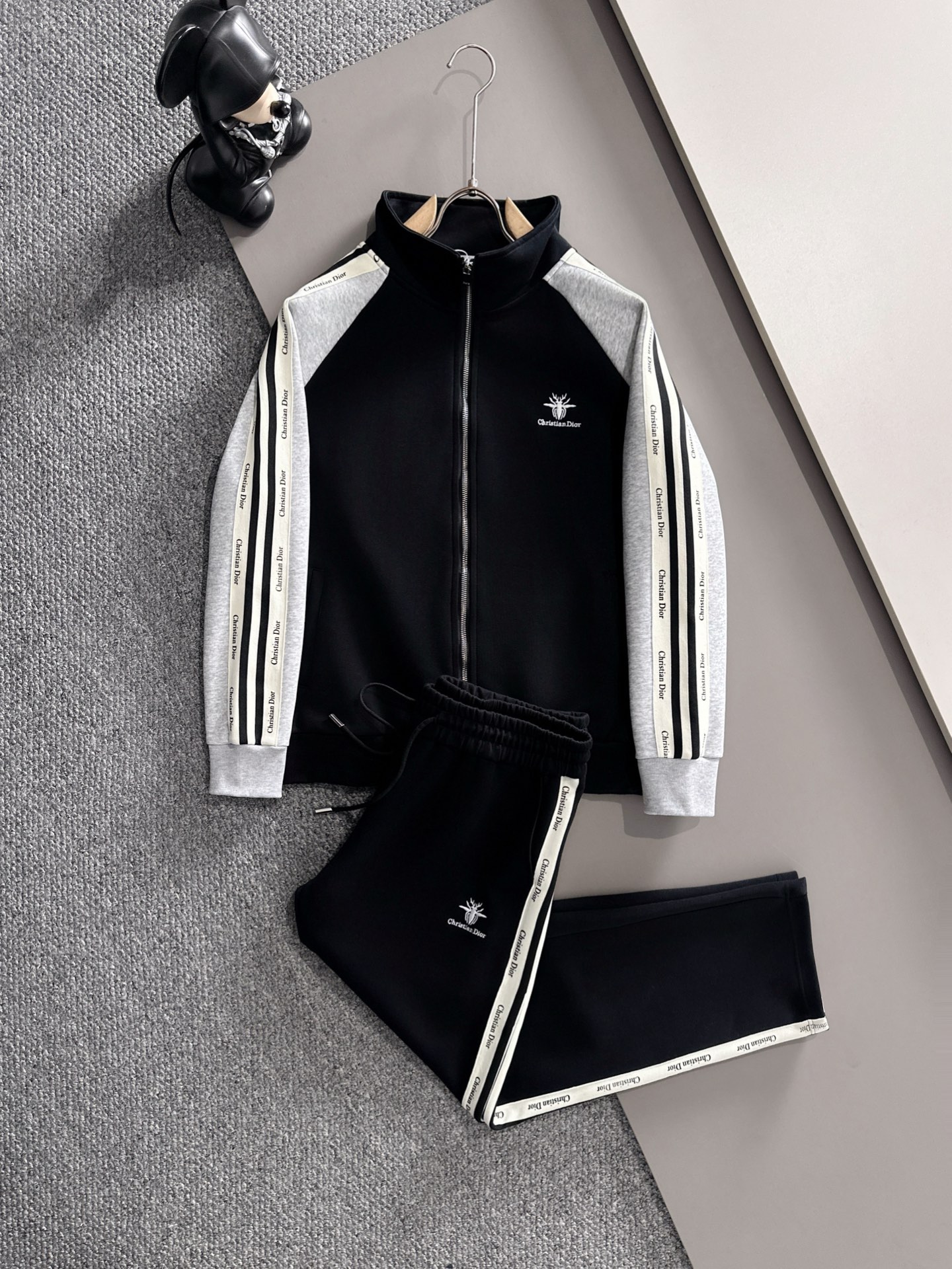 NO:539342,Dio* set style M-XXXL Top-grade black and gray color-blocking logo letter embroidered splicing casual set, classic black and white webbing fusion versatile counter style set, top-grade precision made fusion auxiliary materials, trendy men's fashion, whether it is the comfort of the upper body or it is incomparable, it can be said to be a must-have for summer, dior, alexander wang19860909Dio*套装版型M-XXXL 顶级黑灰拼色logo标字母绣花拼接休闲套装,经典黑白织带融合百搭专柜款套装,顶级精工制做融合辅料打造,潮男时尚,无论是上身舒适度还是都是无可比拟的存在,可以说是夏日必备,,dior,alexander wang,Men's clothing