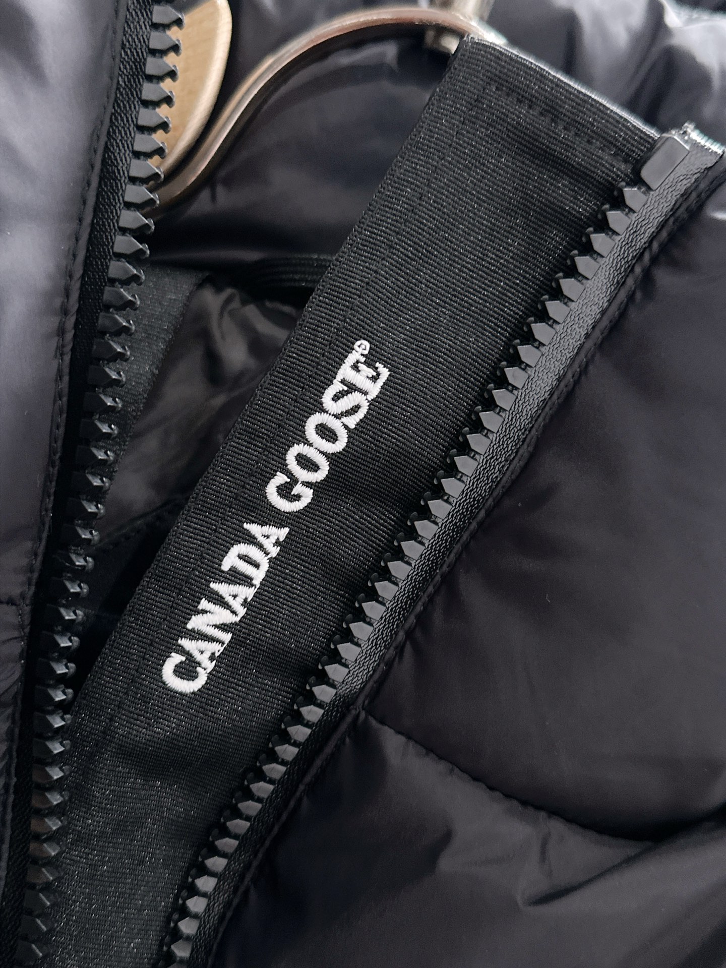 Canada Goose(加拿大鹅) FW2025新款羽绒服。连帽设计，男女同款，时尚感满满。采用定制面