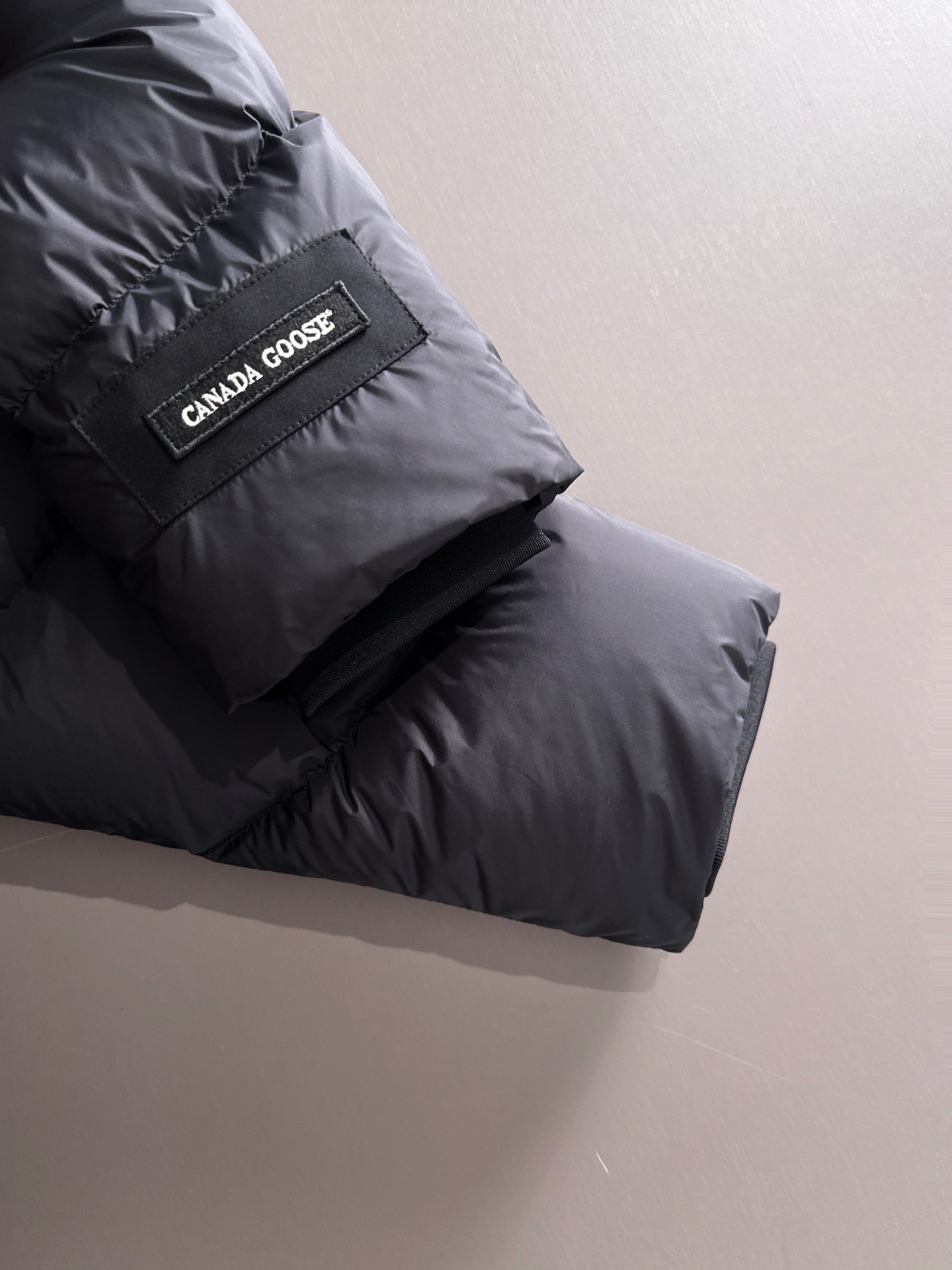 Canada Goose(加拿大鹅) FW2025新款羽绒服。连帽设计，男女同款，时尚感满满。采用定制面