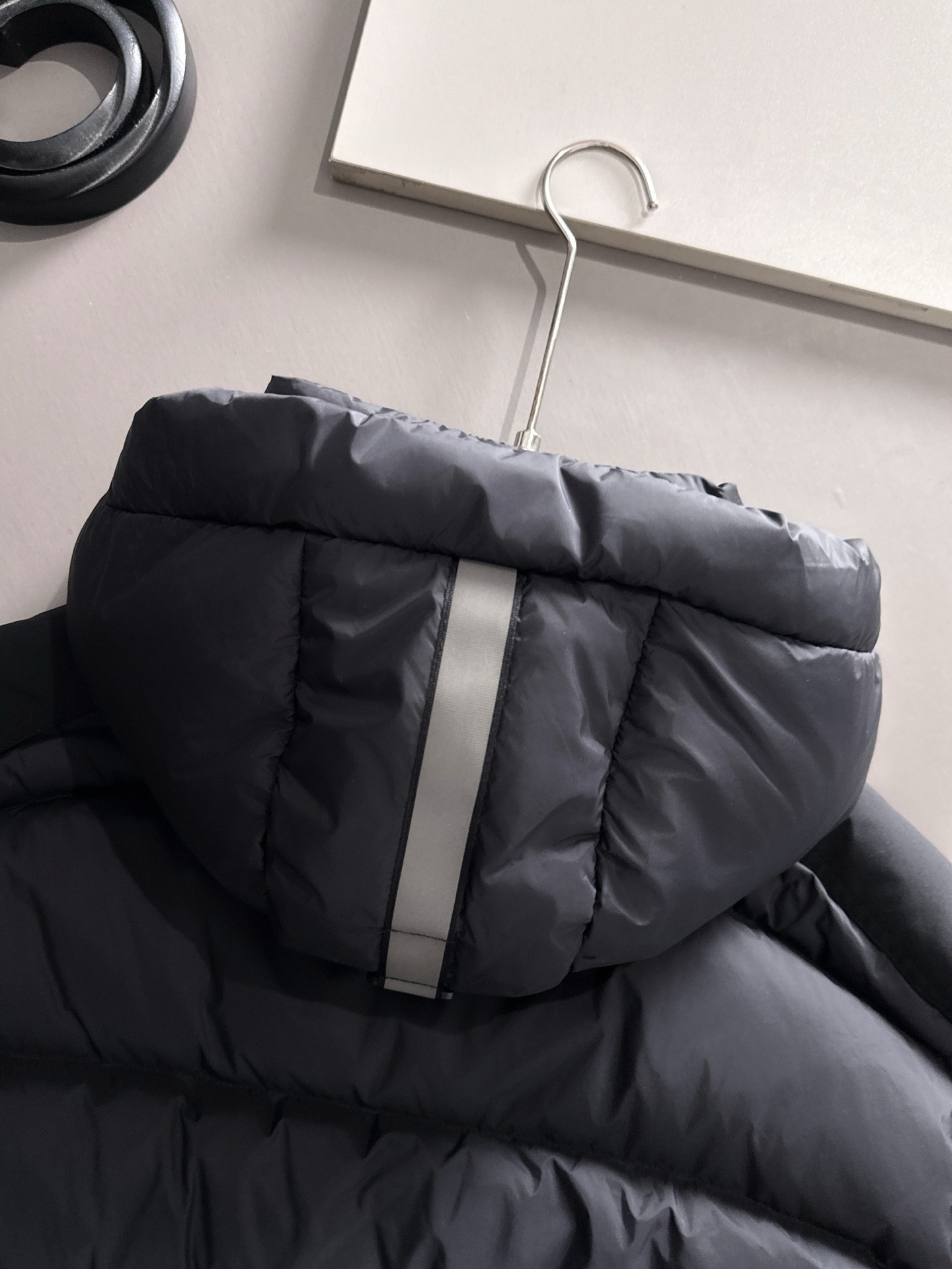 Canada Goose(加拿大鹅) FW2025新款羽绒服。连帽设计，男女同款，时尚感满满。采用定制面