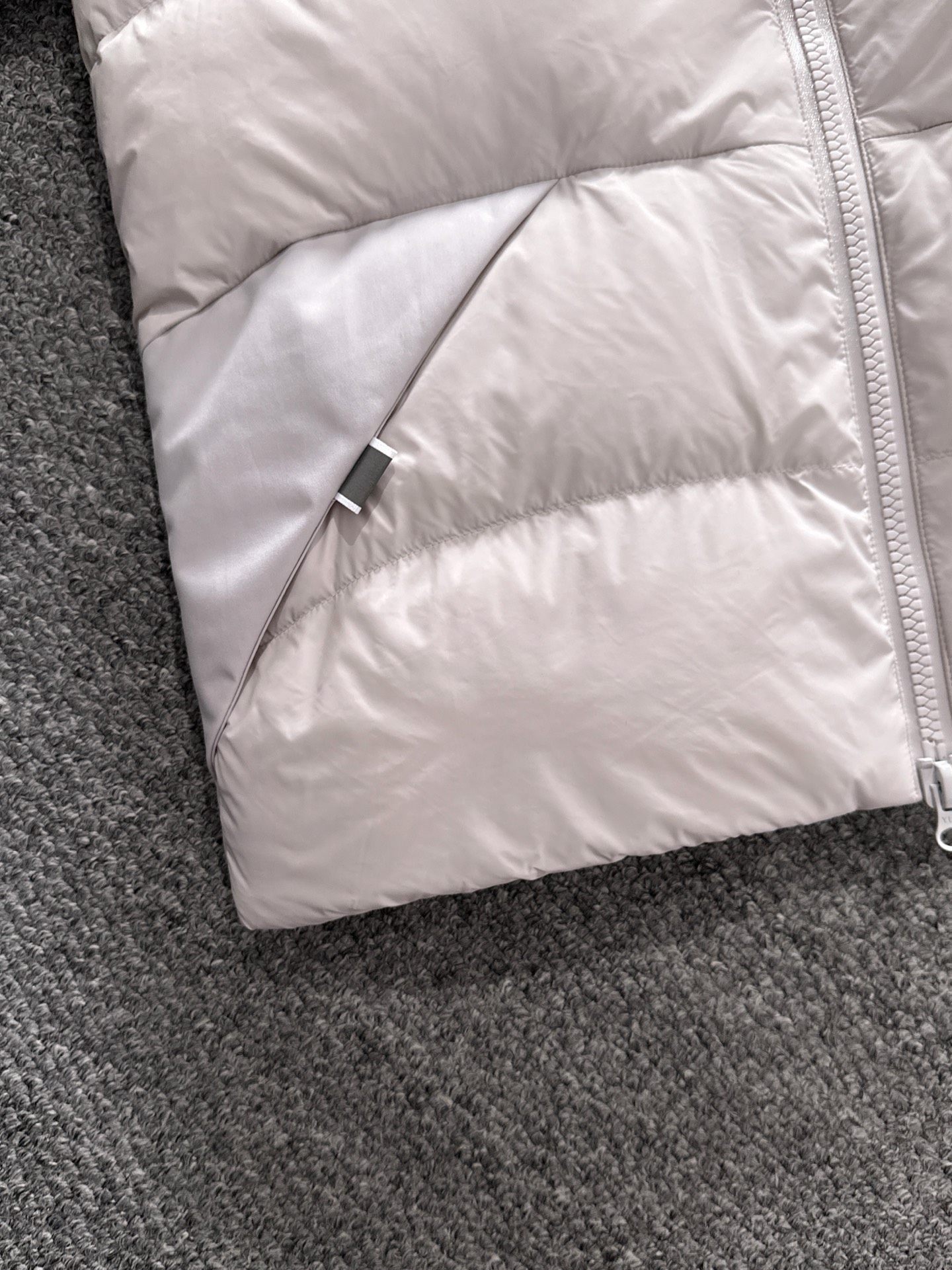 Canada Goose(加拿大鹅) FW2025新款羽绒服。连帽设计，男女同款，时尚感满满。采用定制面