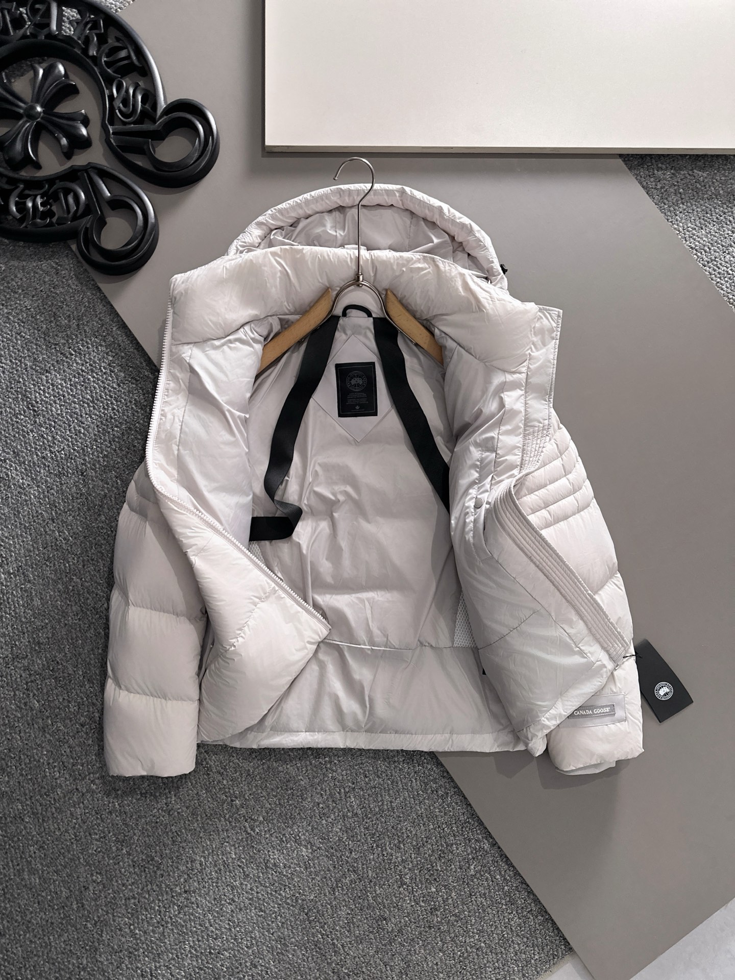 Canada Goose(加拿大鹅) FW2025新款羽绒服。连帽设计，男女同款，时尚感满满。采用定制面