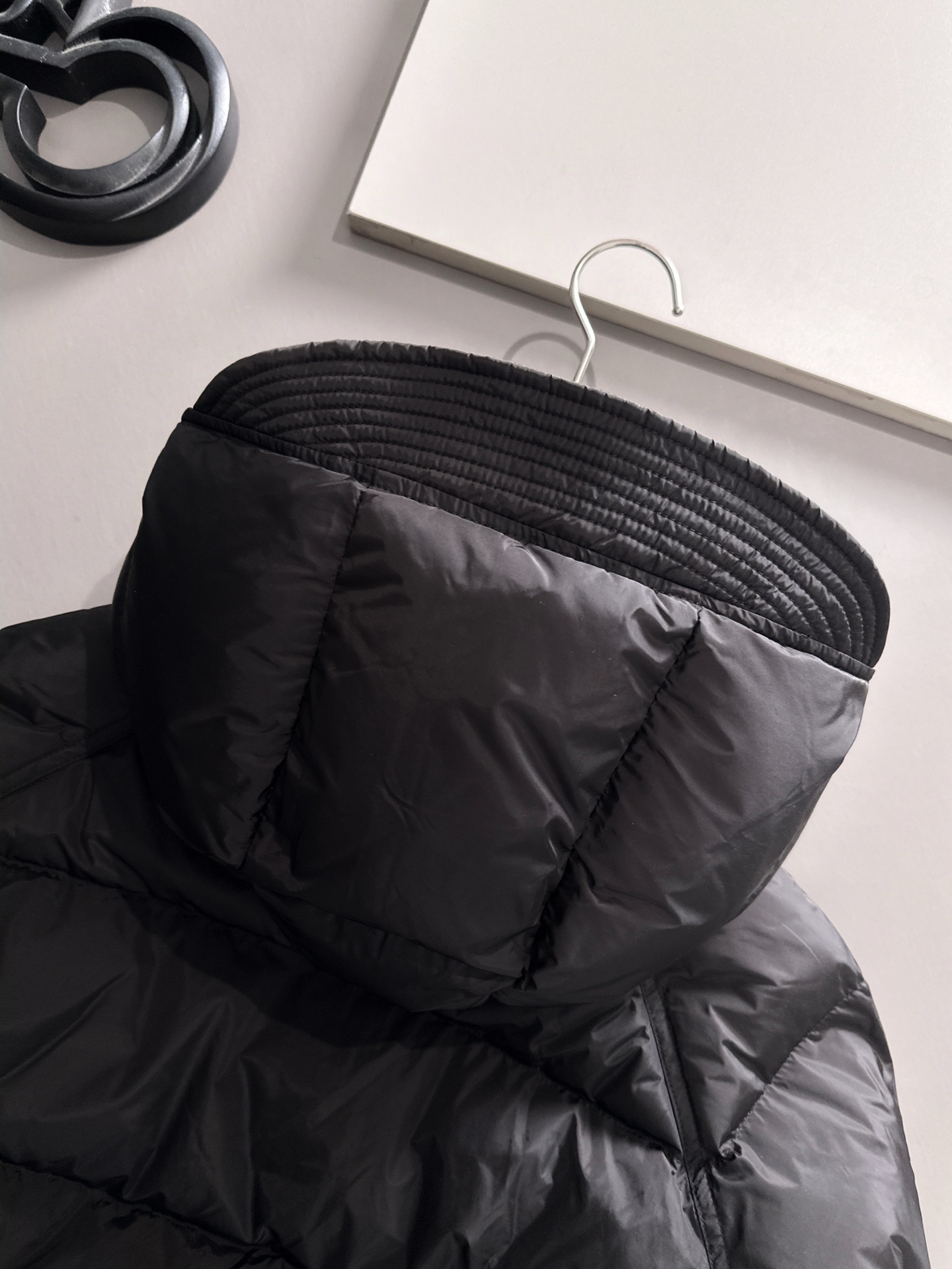 Prada&普拉达FW2025秋冬新款羽绒服。柜子在售款，一件难求。采用定制防风防雨面料，抗皱立挺有型，