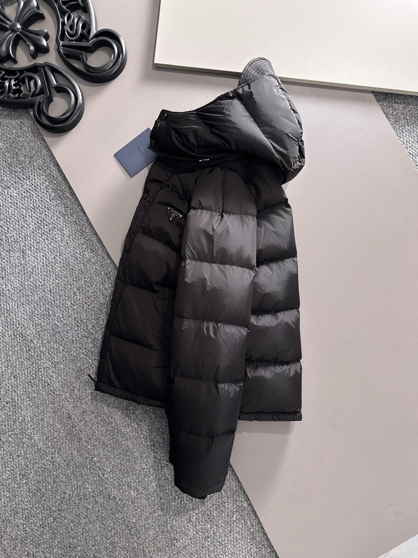 Prada&普拉达FW2025秋冬新款羽绒服。柜子在售款，一件难求。采用定制防风防雨面料，抗皱立挺有型，