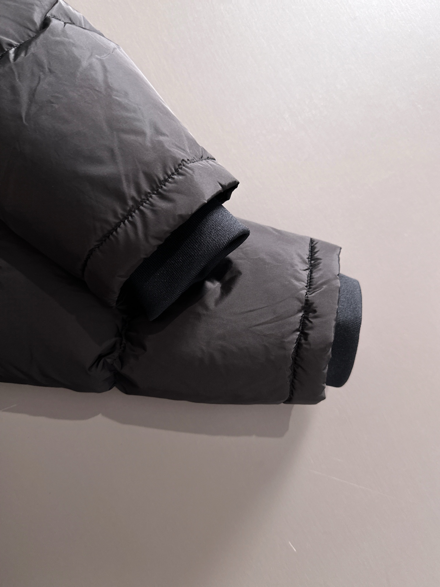 Prada&普拉达FW2025秋冬新款羽绒服。柜子在售款，一件难求。采用定制防风防雨面料，抗皱立挺有型，