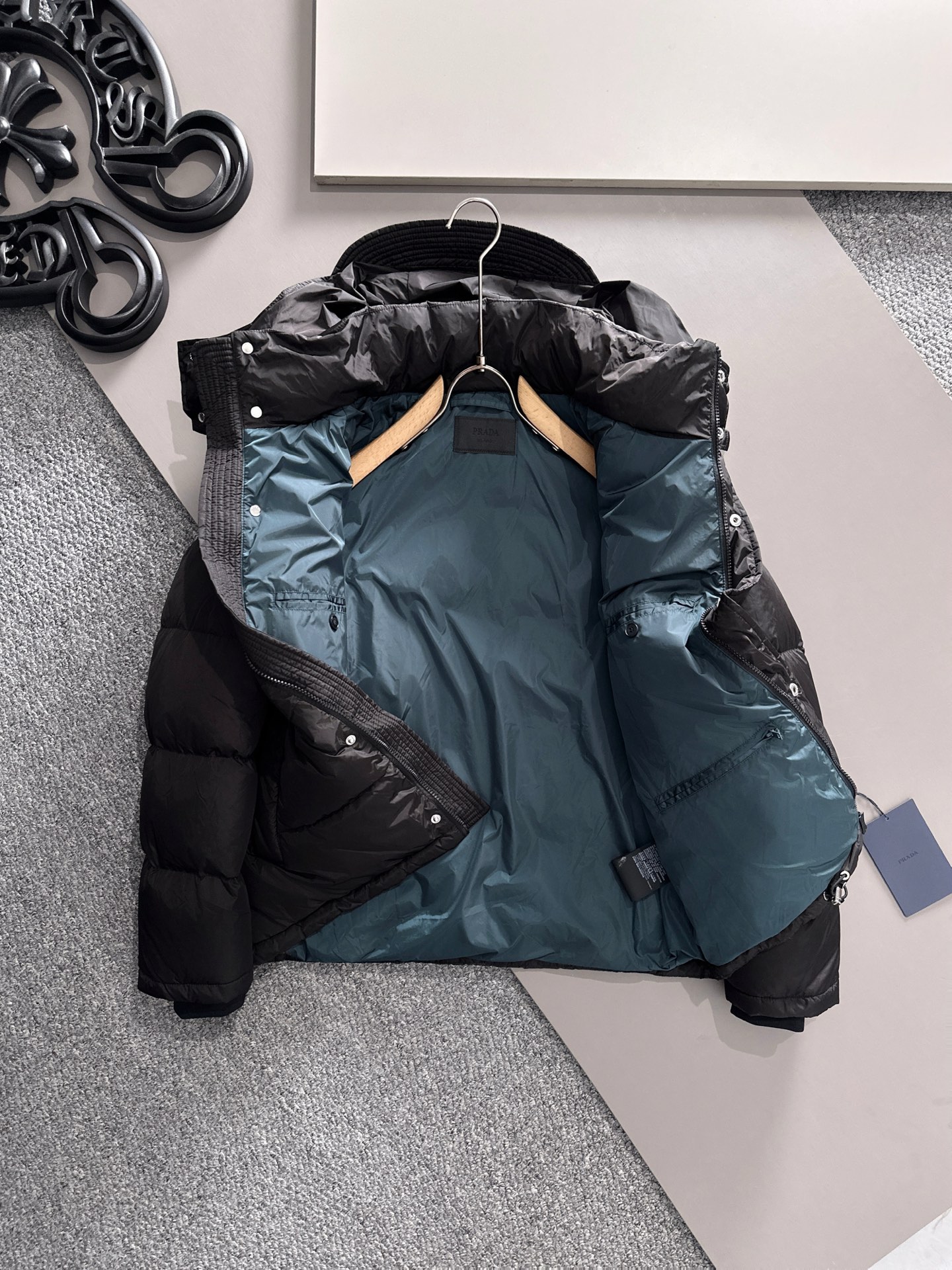 Prada&普拉达FW2025秋冬新款羽绒服。柜子在售款，一件难求。采用定制防风防雨面料，抗皱立挺有型，