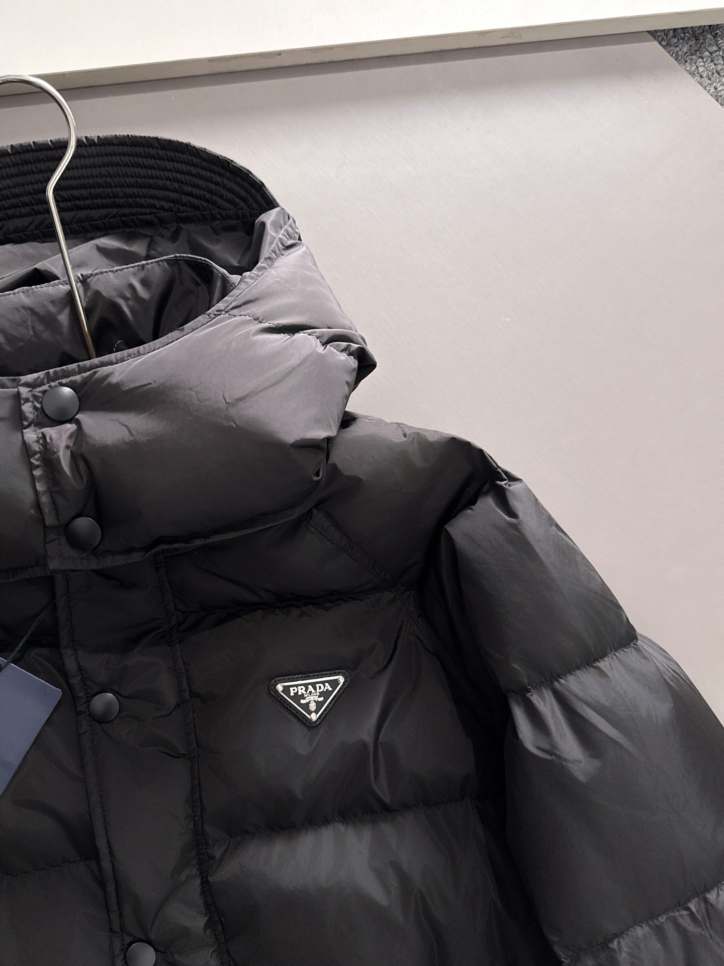 Prada&普拉达FW2025秋冬新款羽绒服。柜子在售款，一件难求。采用定制防风防雨面料，抗皱立挺有型，