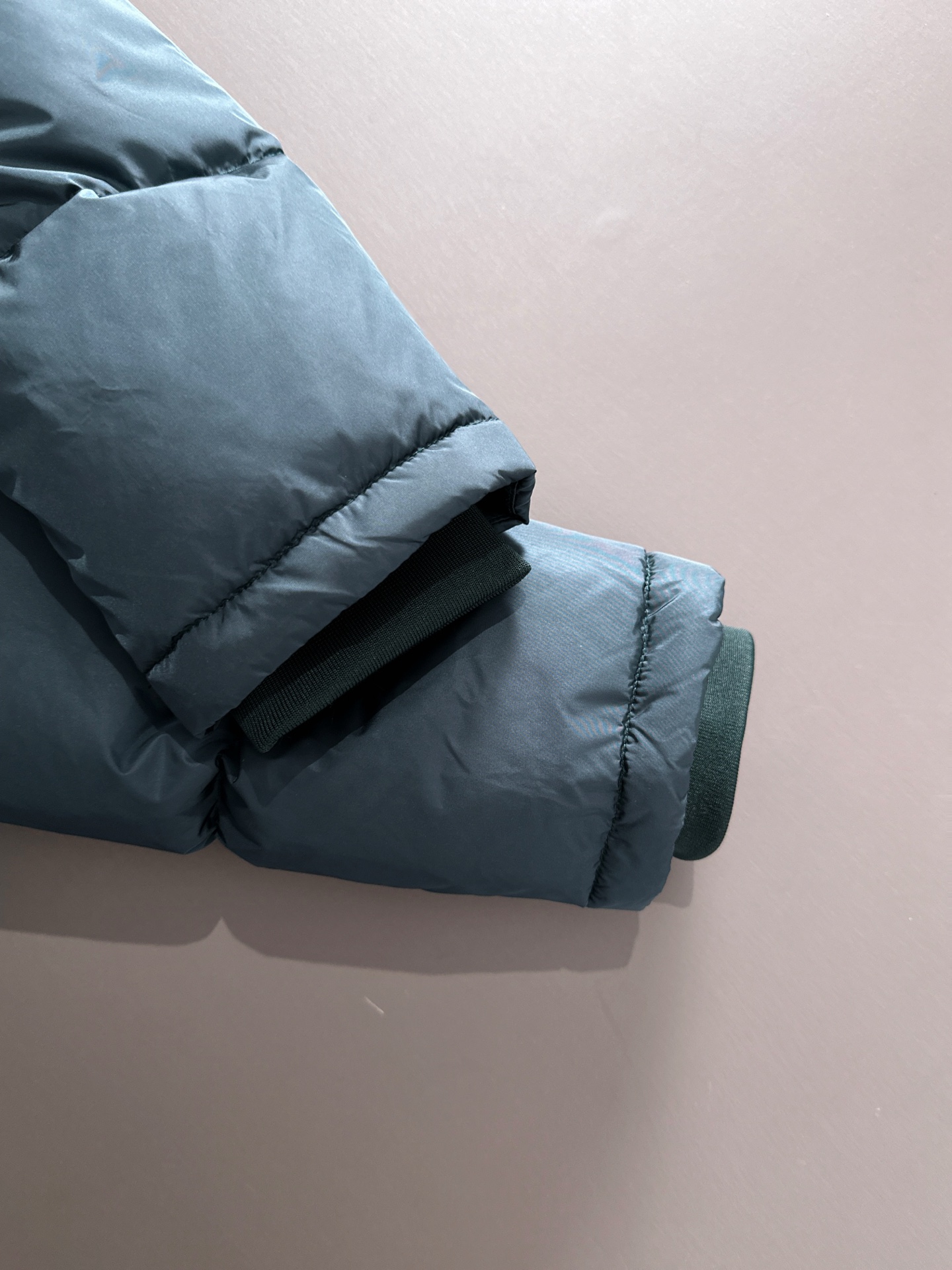 Prada&普拉达FW2025秋冬新款羽绒服。柜子在售款，一件难求。采用定制防风防雨面料，抗皱立挺有型，