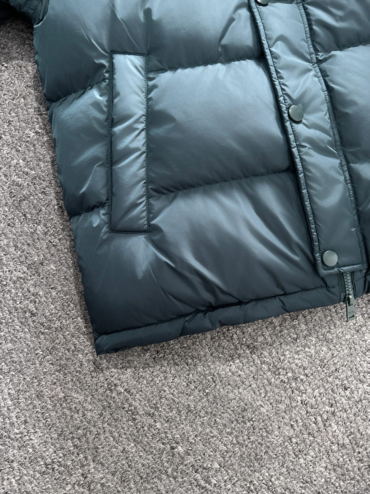 Prada&普拉达FW2025秋冬新款羽绒服。柜子在售款，一件难求。采用定制防风防雨面料，抗皱立挺有型，