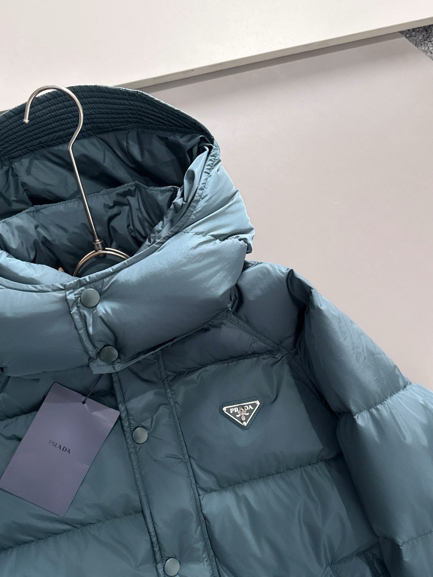 Prada&普拉达FW2025秋冬新款羽绒服。柜子在售款，一件难求。采用定制防风防雨面料，抗皱立挺有型，