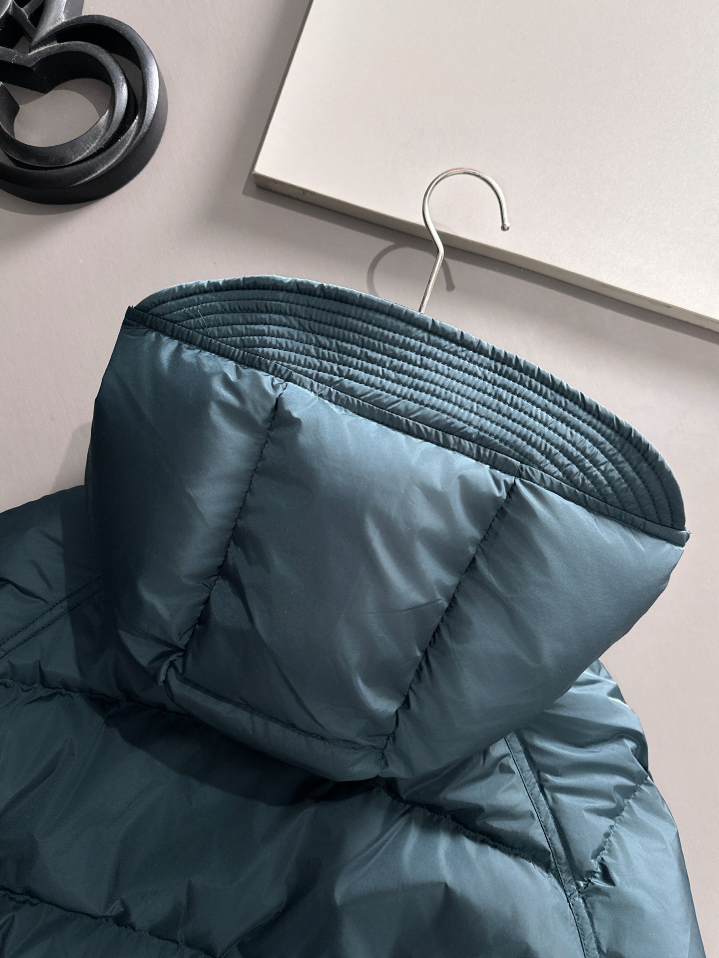 Prada&普拉达FW2025秋冬新款羽绒服。柜子在售款，一件难求。采用定制防风防雨面料，抗皱立挺有型，