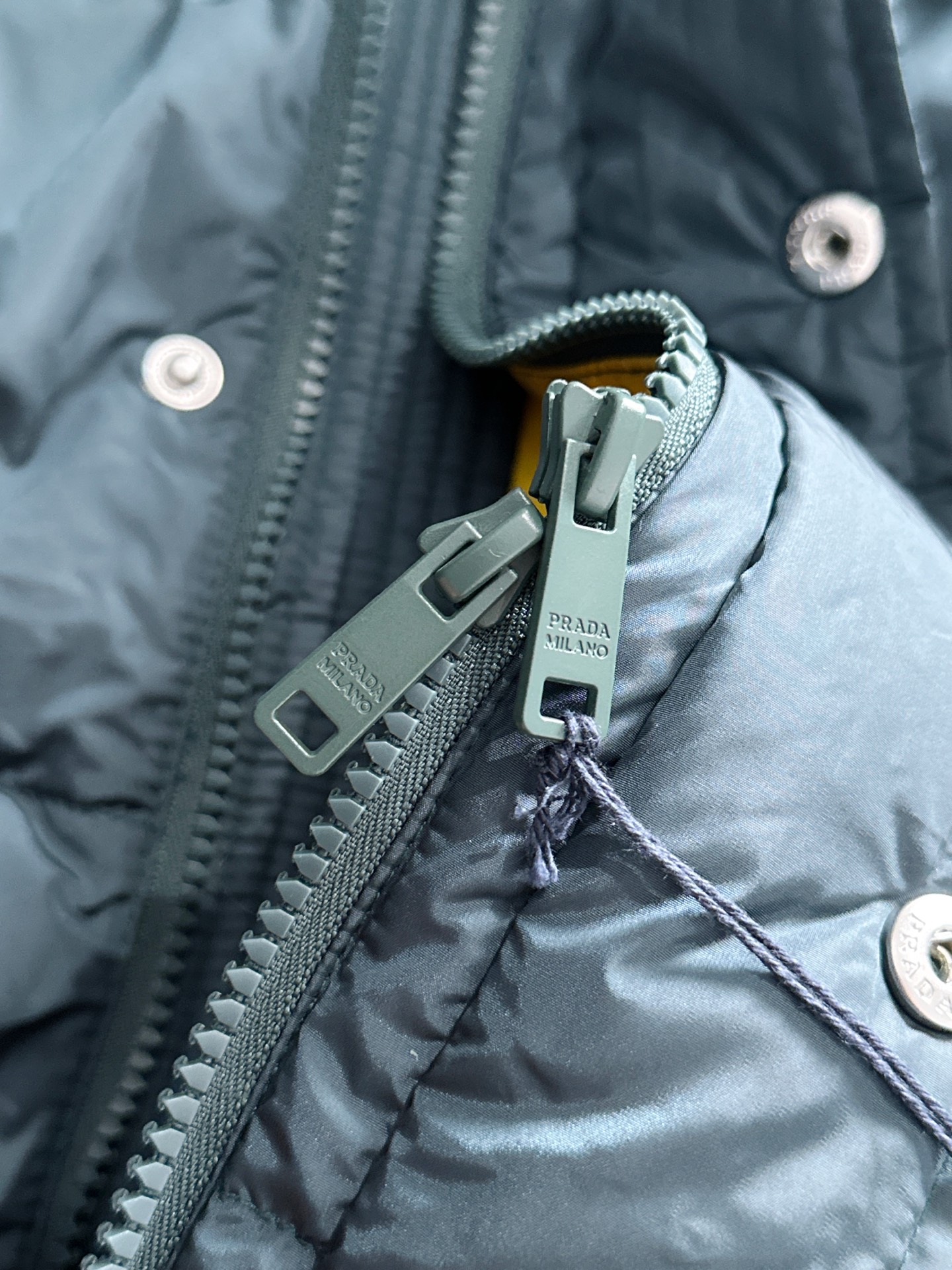 Prada&普拉达FW2025秋冬新款羽绒服。柜子在售款，一件难求。采用定制防风防雨面料，抗皱立挺有型，