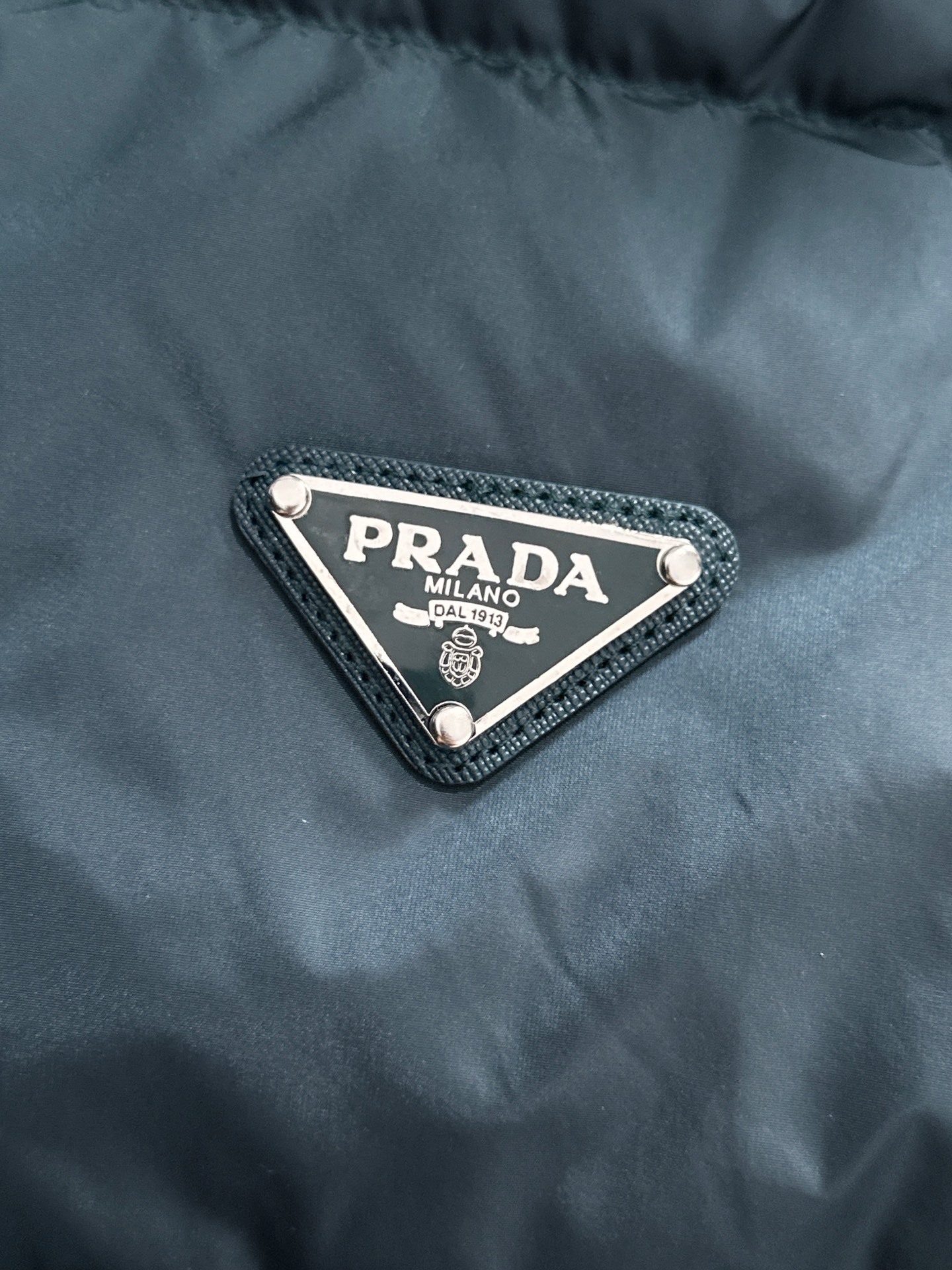 Prada&普拉达FW2025秋冬新款羽绒服。柜子在售款，一件难求。采用定制防风防雨面料，抗皱立挺有型，