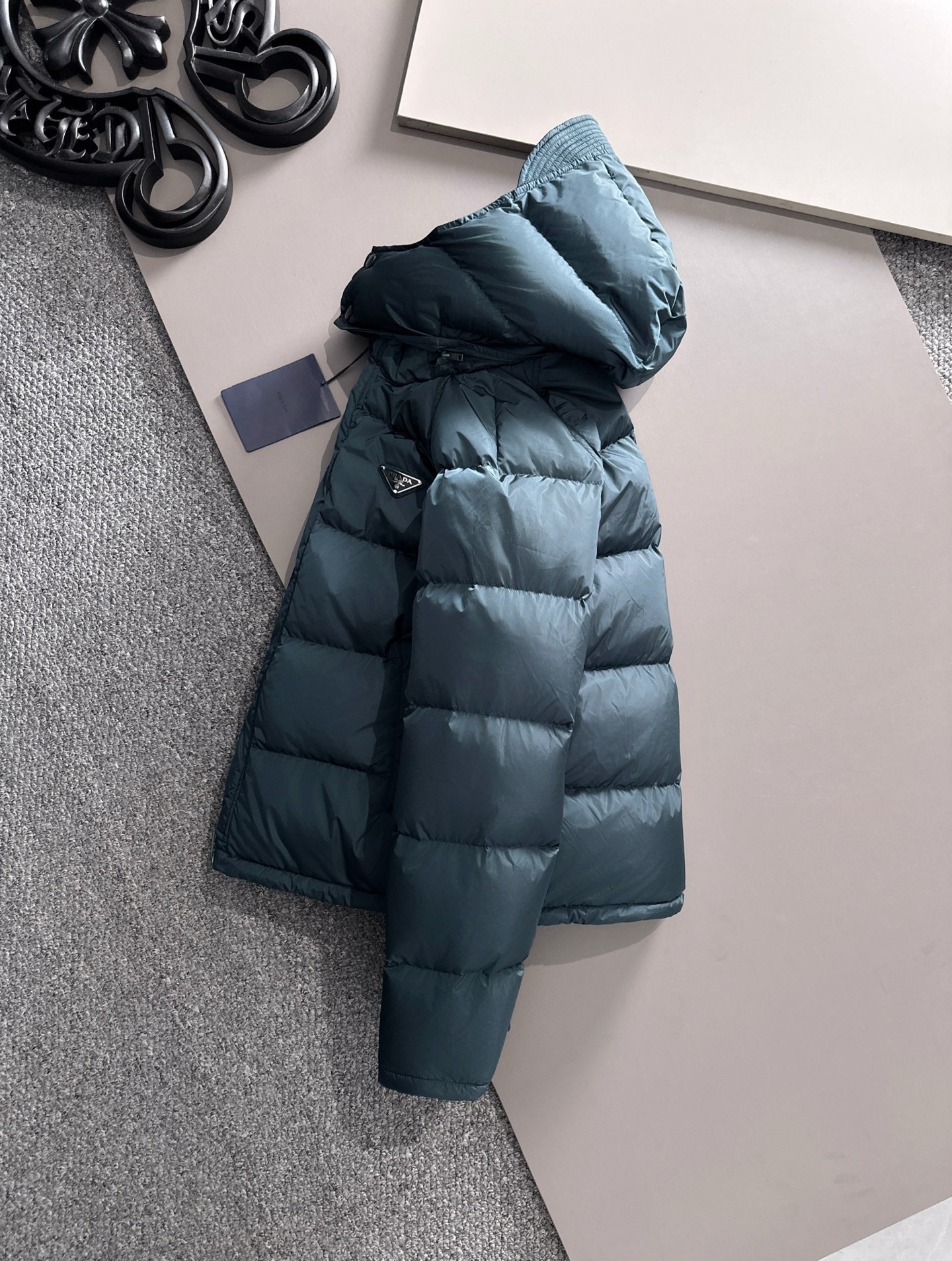 Prada&普拉达FW2025秋冬新款羽绒服。柜子在售款，一件难求。采用定制防风防雨面料，抗皱立挺有型，