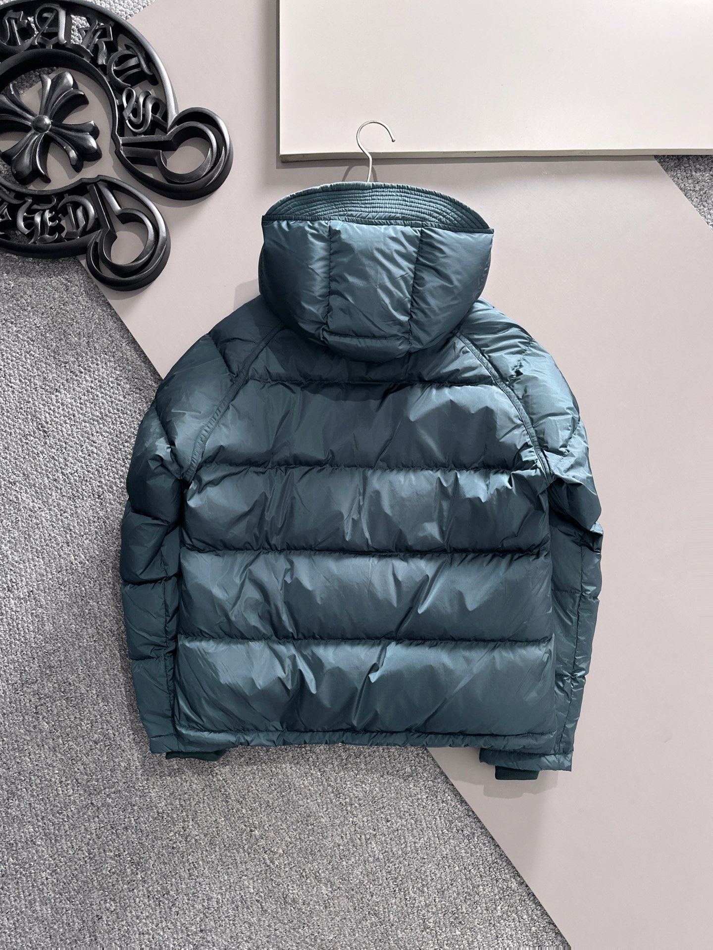 Prada&普拉达FW2025秋冬新款羽绒服。柜子在售款，一件难求。采用定制防风防雨面料，抗皱立挺有型，