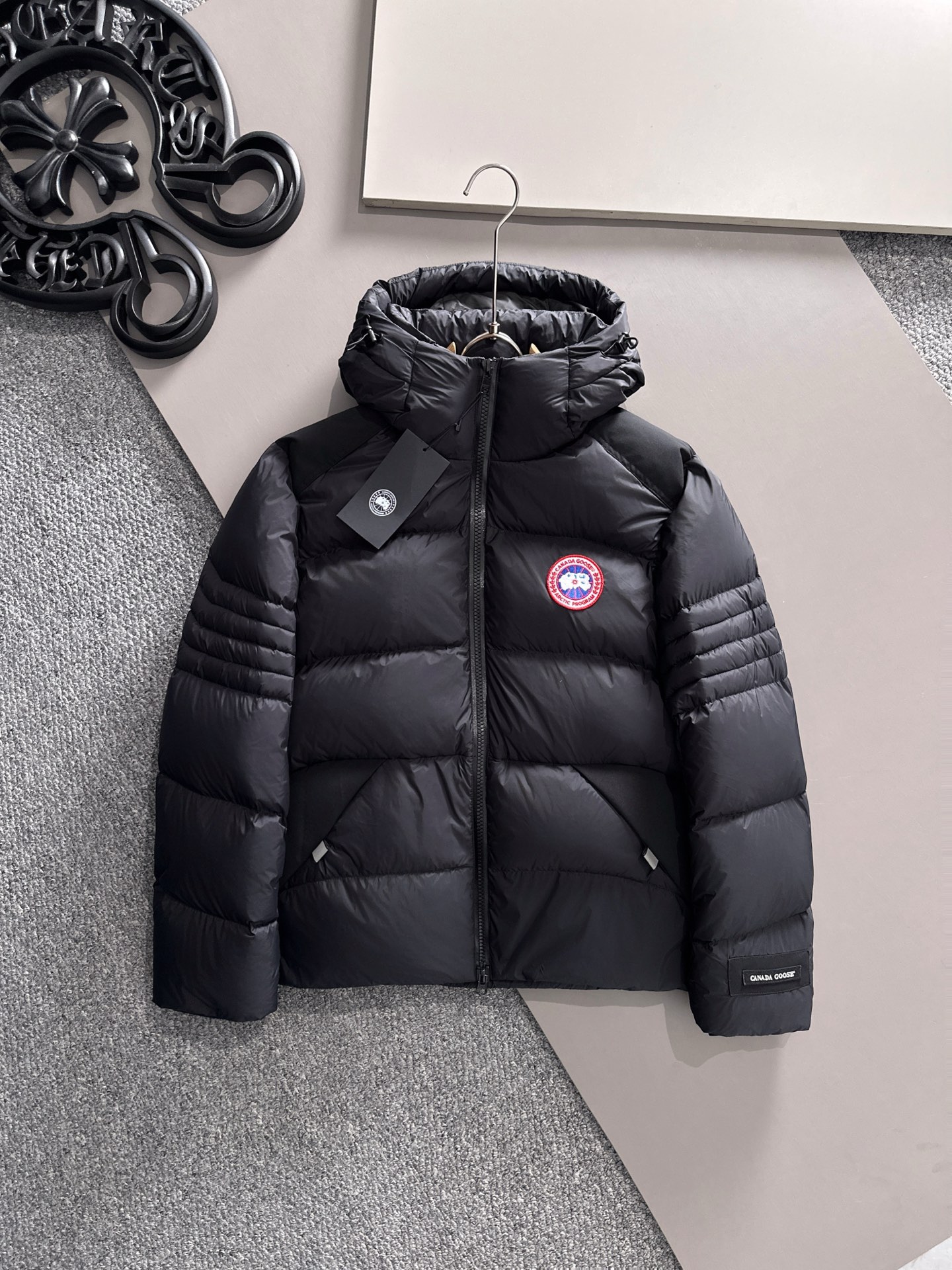 Canada Goose(加拿大鹅) FW2025新款羽绒服。连帽设计，男女同款，时尚感满满。采用定制面