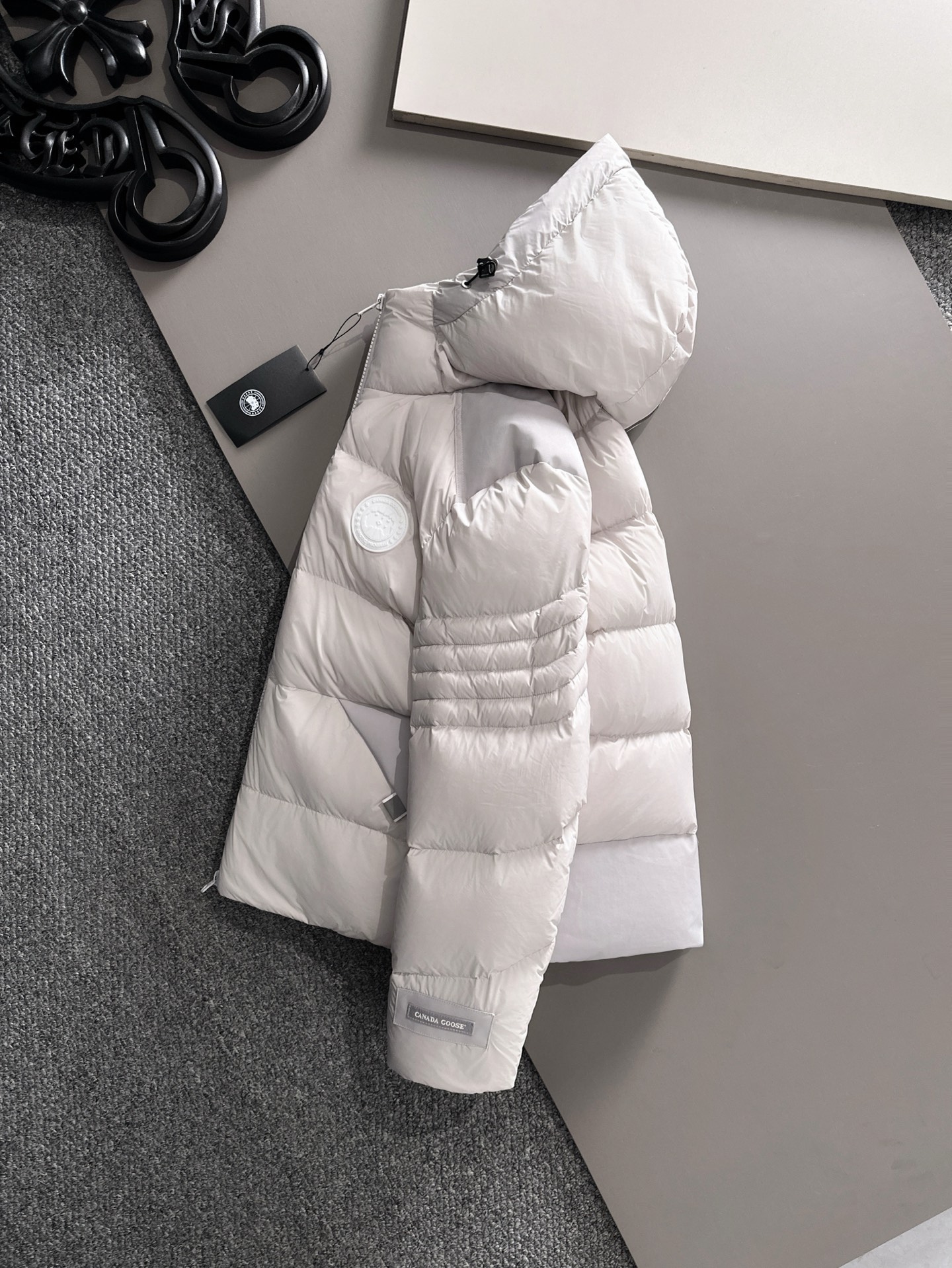 Canada Goose(加拿大鹅) FW2025新款羽绒服。连帽设计，男女同款，时尚感满满。采用定制面