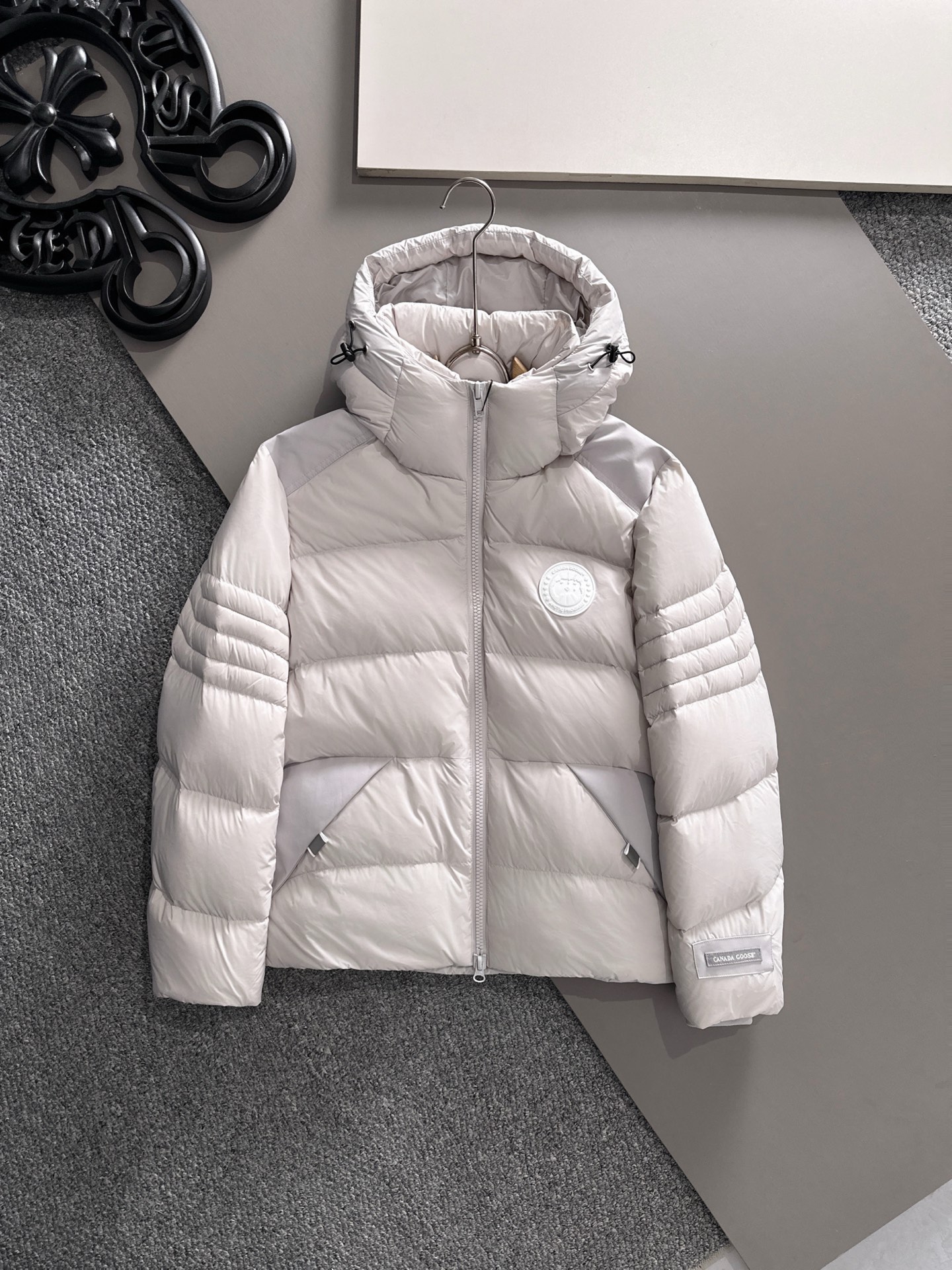 Canada Goose(加拿大鹅) FW2025新款羽绒服。连帽设计，男女同款，时尚感满满。采用定制面