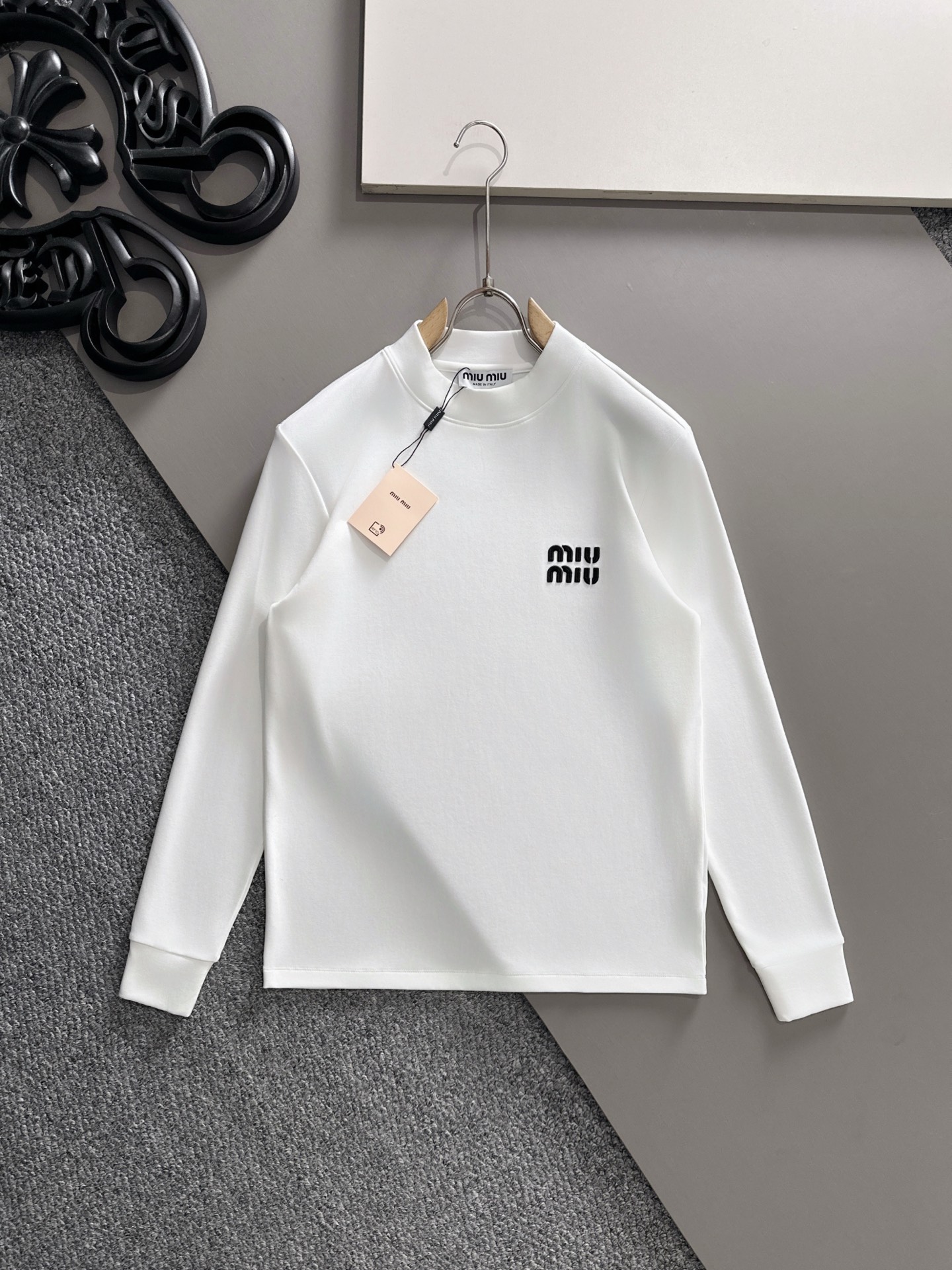 NO:730750,Supports exchange after the new year mumu 2025 autumn and winter counter new fashion casual bottoming long-sleeved T-shirt, selected from imported high-density double-sided stretch cotton fabric, made of exquisite original logo, excellent comfort and breathability, soft and anti-wrinkle elasticity and excellent drape. It is handsome whether worn alone or worn inside. It conforms to men's practical dressing habits, pursues luxury, noble and elegant style, and creates extraordinary men's taste. The visual effect is very good, the grade is very high, simple and fashionable, a must-have choice for leisure and business!  Size S-XXL,,tees,t-shirt,19860909支持年后退换 mumu 2025秋冬专柜新款 时尚休闲打底衫长袖T恤,精选进口高密度双面拉架棉面料,精致原版logo打造,舒适性与透气性兼优,柔软抗皱弹性和垂性极佳,无论是单穿或是内搭都是帅气十足,吻合了男性实用穿衣习惯,追求奢华高贵优雅风范,打造不凡男士品味,视觉效果非常赞,档次极高,简约时尚,休闲商务必备之选！ 码数S-XXL,,tees，t-shirt,,Men's clothing