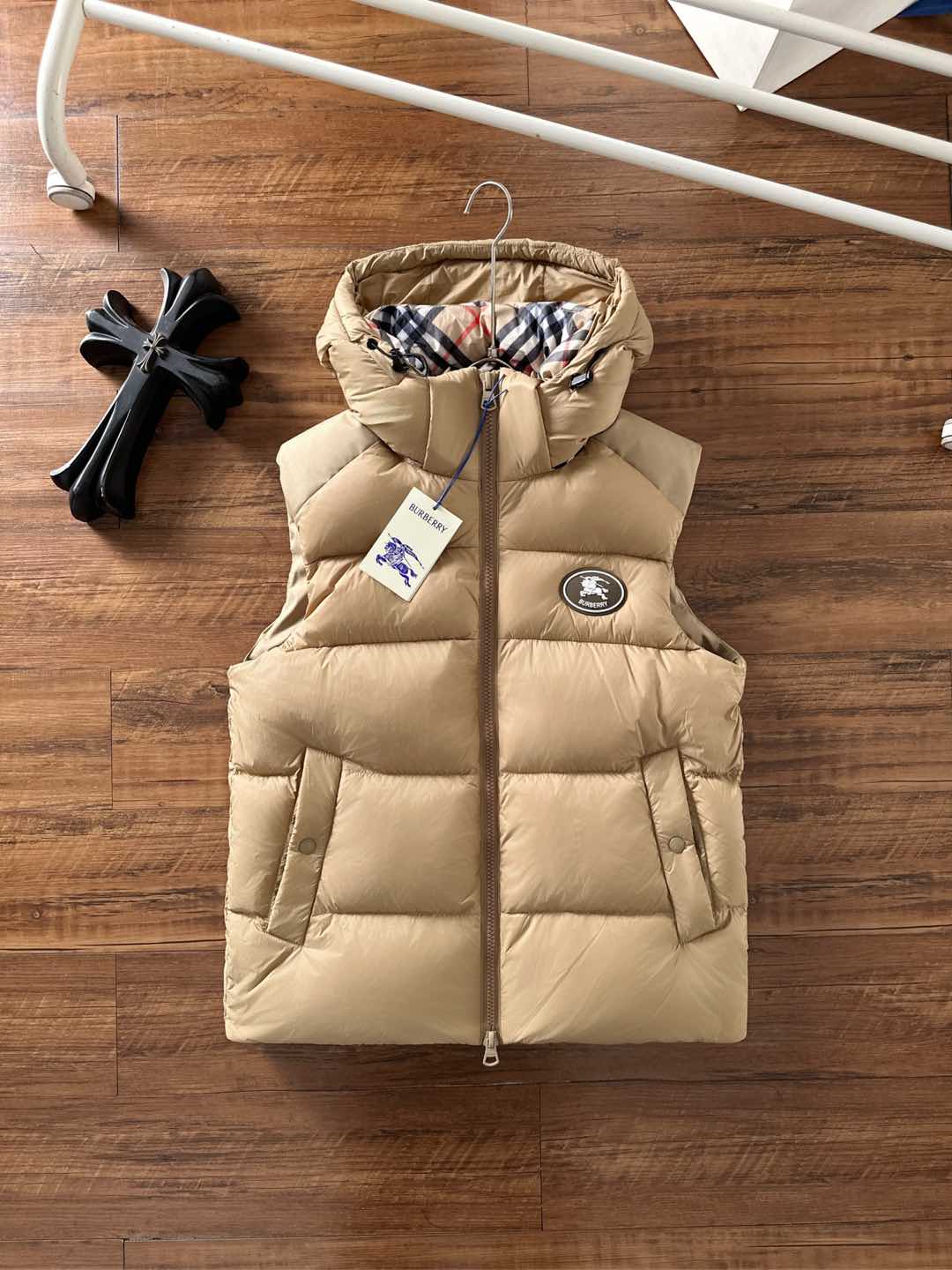 爆款羽绒服 BURBERRY巴宝莉 2025新款羽绒服秀场新品，袖子可拆卸，一衣两穿。品相非常完美，专柜