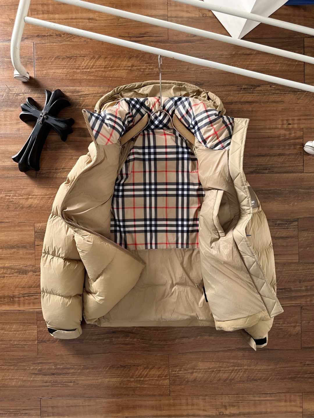 爆款羽绒服 BURBERRY巴宝莉 2025新款羽绒服秀场新品，袖子可拆卸，一衣两穿。品相非常完美，专柜