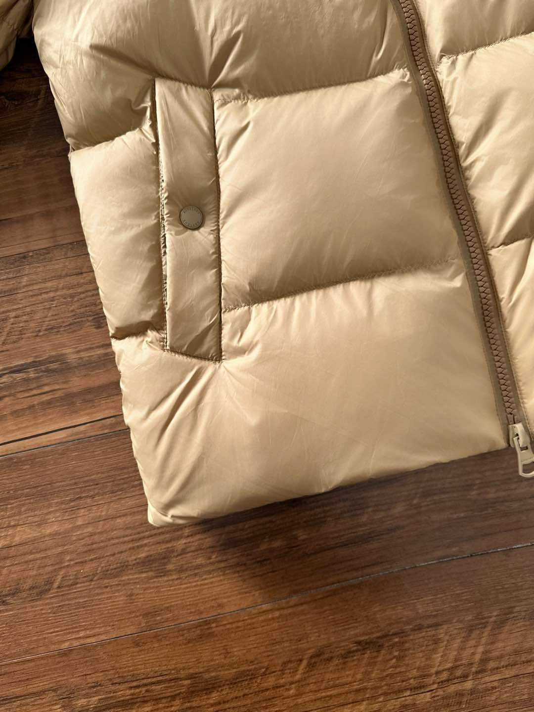 爆款羽绒服 BURBERRY巴宝莉 2025新款羽绒服秀场新品，袖子可拆卸，一衣两穿。品相非常完美，专柜