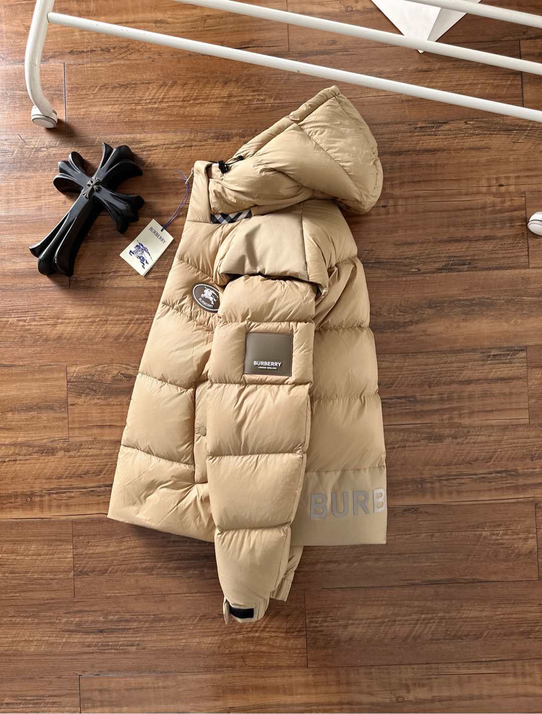 爆款羽绒服 BURBERRY巴宝莉 2025新款羽绒服秀场新品，袖子可拆卸，一衣两穿。品相非常完美，专柜