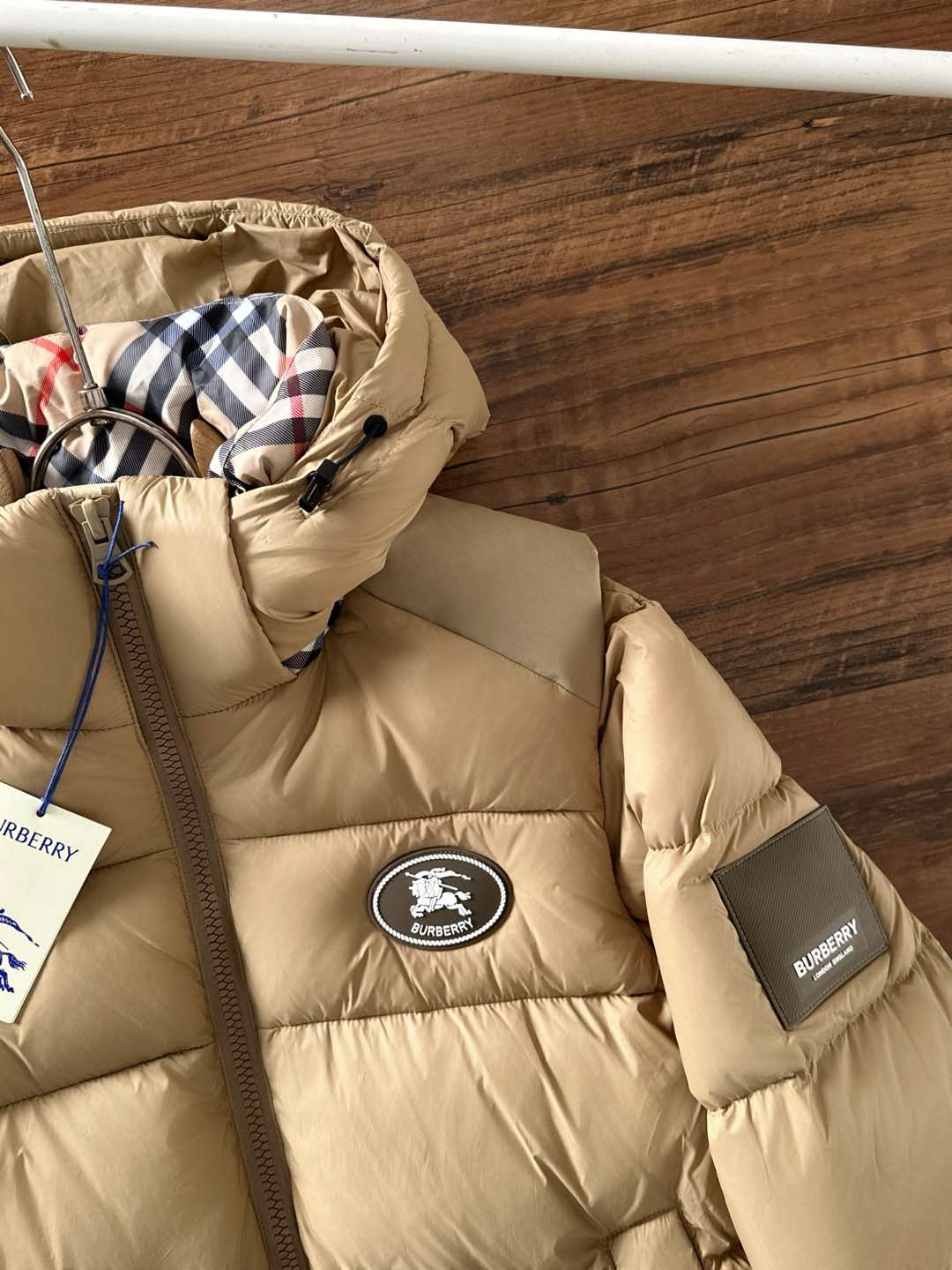 爆款羽绒服 BURBERRY巴宝莉 2025新款羽绒服秀场新品，袖子可拆卸，一衣两穿。品相非常完美，专柜