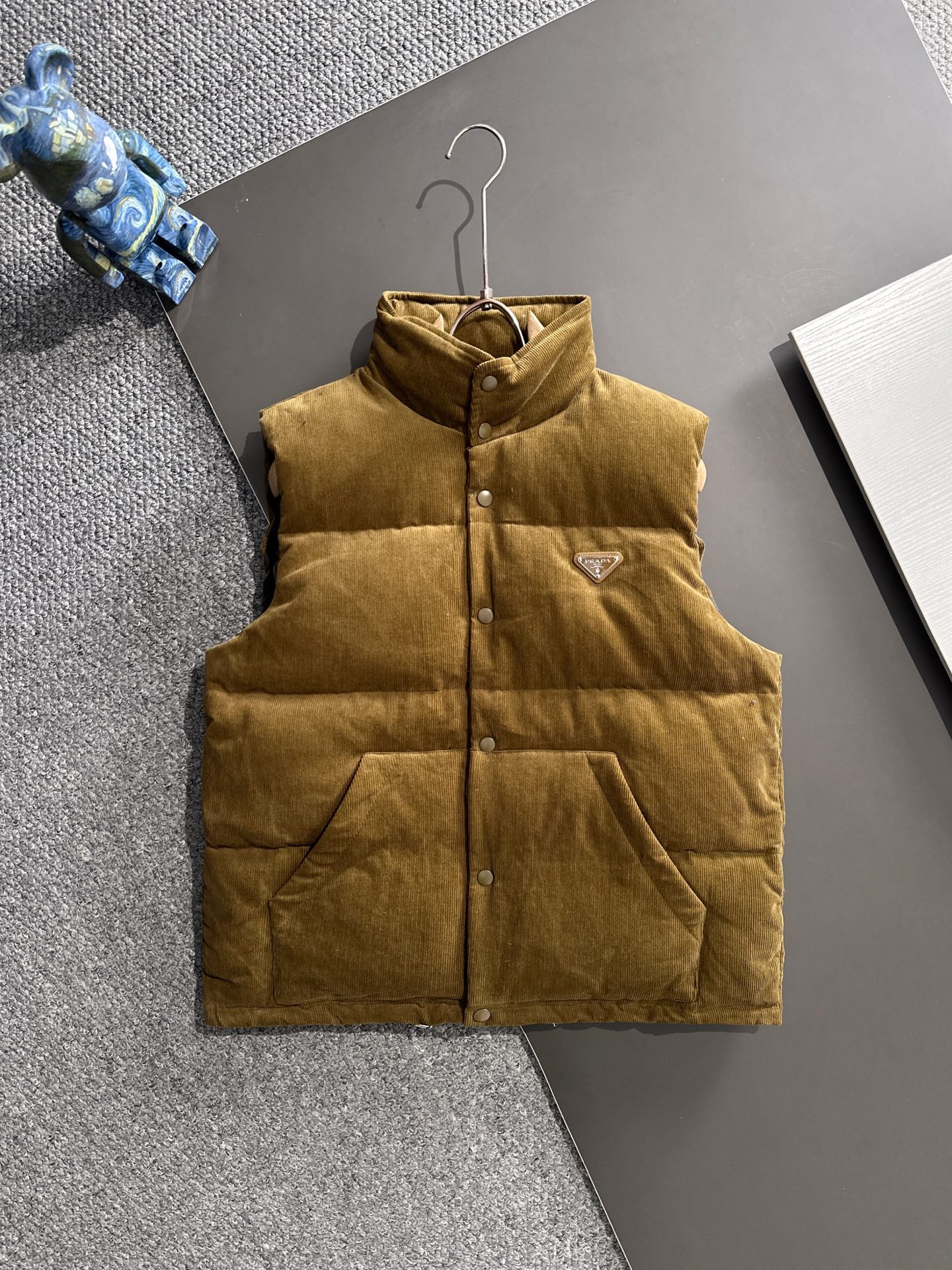 NO:601929,Prada 25FW This triangular logo is made of genuine leather, and the triangular logo hardware logo Prada letters are polished by hand to have no uneven feeling, just like ZP. There are three pockets inside. There is an invisible hat behind the collar, all the details are the same as ZP. It comes with an exclusive dust bag. Please pay attention to the details for the higher version. New autumn and winter corduroy stand-up collar warm down vest!  The classic triangular logo vest is the same for both men and women. The corduroy fabric is really soft. It is definitely a highlight of autumn and winter wear. It is a fashionable tool for autumn and winter that can be worn by both men and women. For this kind of classic that is not easy to go out of style, fashionable men and women can buy it with confidence. It is definitely the best choice as a daily commuting item!  This down vest is made of custom-woven corduroy material supplied by customers. The surface of the fabric has three-dimensional and warm groove details, which visually brings a retro and nostalgic tone. It has a bit of 70s feel mixed in, giving people a lazy and relaxing feeling!  The delicate and smooth fiber lining inside is filled with 90% white goose down. It has sufficient down filling and is free of stems and clumps. It has a full and soft down texture. It rebounds instantly when pressed. It can effectively lock in and gather body temperature, bringing you the warmest and most comfortable wearing experience!  The basic and conventional stand-up collar vest style cutting, simple and neat design, can easily create a fashionable and elegant casual look!  Size S-XL,,prada,down jacket,hats,alexander wang19860909Prada 25FW 此款三角标采用真皮、三角标五金logo Prada字母采用磨平工艺用手抚摸无凹凸感和ZP一样.内里设有三个口袋. 领口后方设有隐形帽子、所有细节和ZP一样. 配专属防尘袋.高版本请认准细节.秋冬新款灯芯绒立领保暖羽绒马甲！男女同款经典三角标马甲,灯芯绒面料真的好温柔哦,绝对是秋冬穿搭的一大亮点～ 男女通穿的秋冬时尚着装利器,对于这种不易过时的经典之作,各位潮男潮女们可以放心入手,作为日常通勤单品搭配绝对是最佳的选择！ 此款羽绒背心甄选客供定织灯芯绒材质制作而成,面料表面立体温润的坑条细节,视觉上自带复古怀旧腔调,骨子里混了些许70年代的feel,给人慵懒放松的感觉！内里细腻爽滑的纤维内衬,搭配90白鹅绒填充,充绒量足且无梗不结块,饱满柔软的羽绒质感,按压下去瞬间回弹,着身可以有效的锁温聚温,带来最保暖舒适的着穿体验！基础常规的立领马甲版型裁剪,简洁利落的设计,可轻松打造时尚大气的休闲造型！ 尺码S-XL,,prada,down jacket,hats,alexander wang,Men's clothing